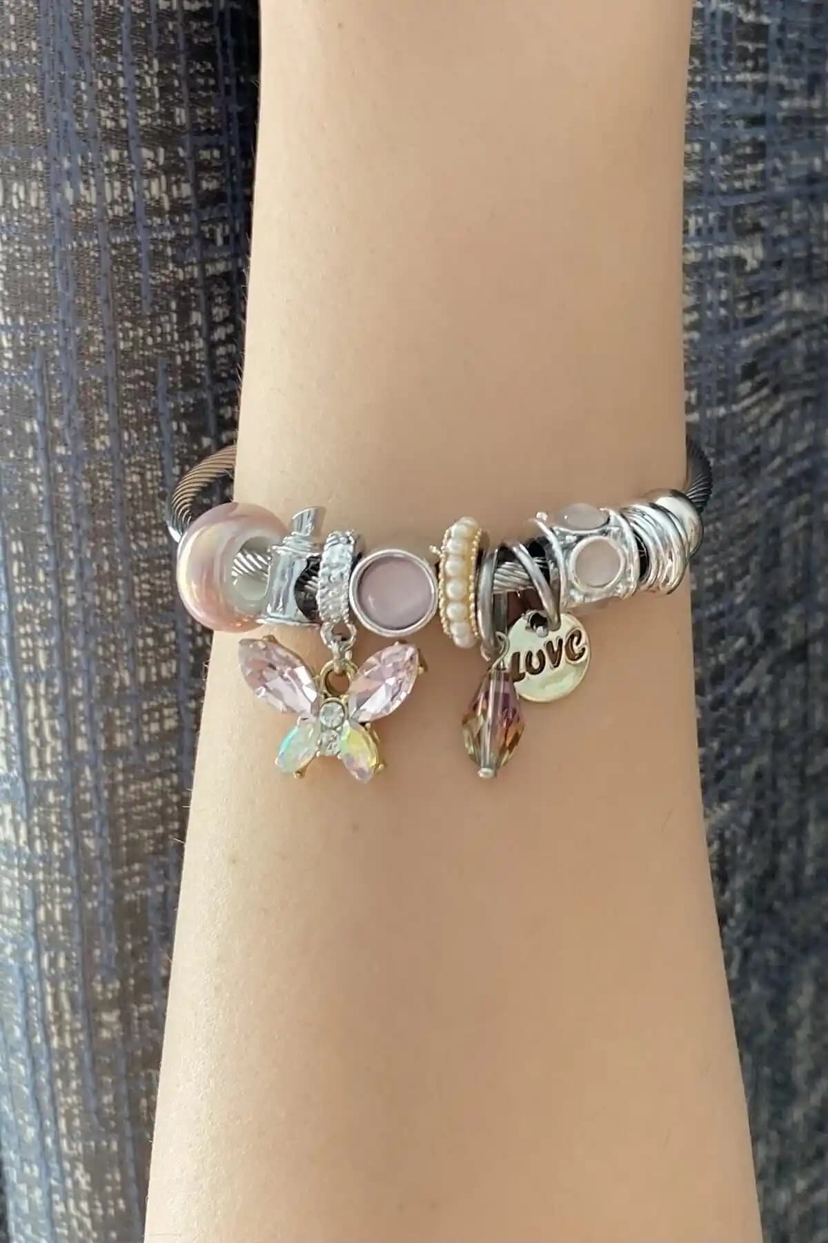 Kadınlar İçin Zarif Kelebek Charm Beyaz Bileklik Tasarımı ve Kullanım İpuçları