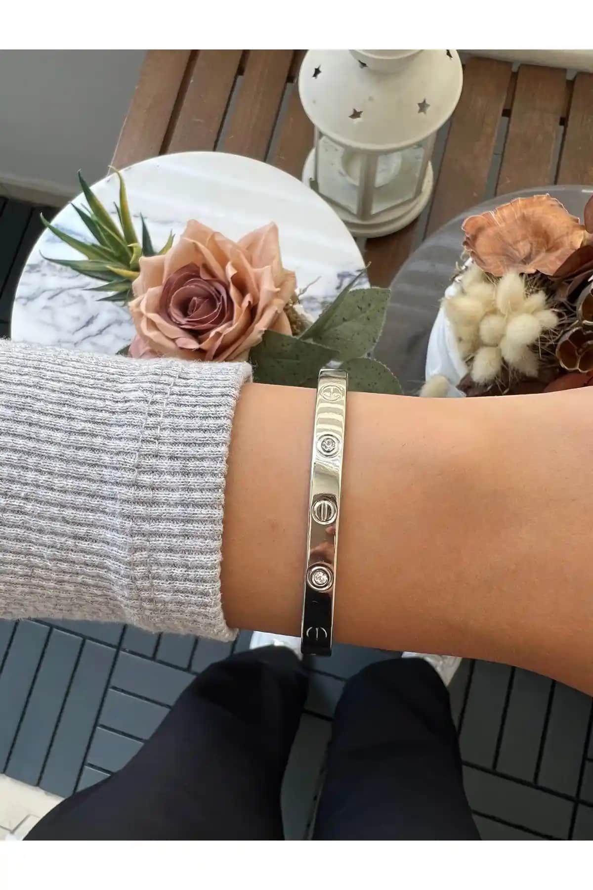 Kadınlar İçin Zarif ve Dayanıklı Zirkon Taşlı Pirinç Bileklik Özellikleri ve Kullanım İpuçları