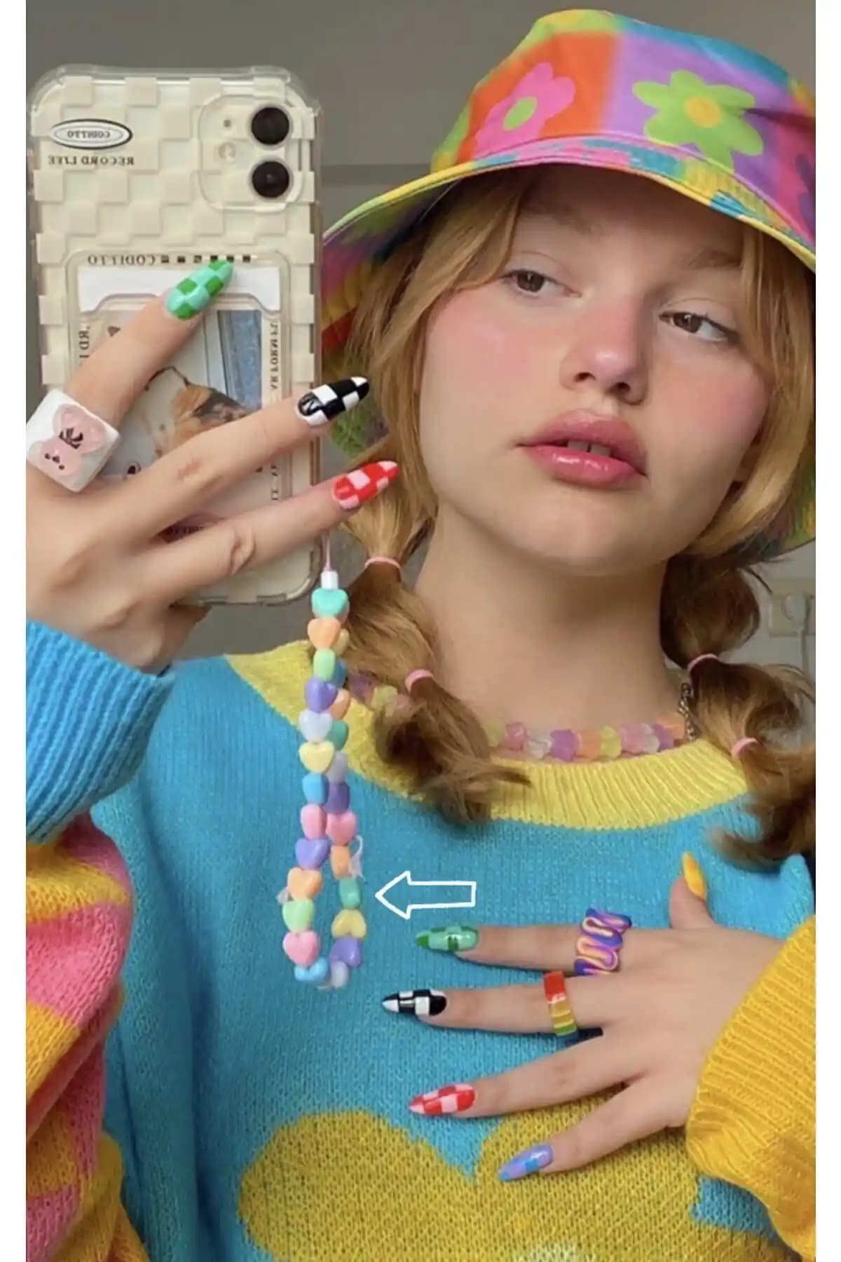 Kalp Figürlü Telefon Askısı: Şık ve Çok Yönlü Kullanım ile Günlük Hayata Renk Katın