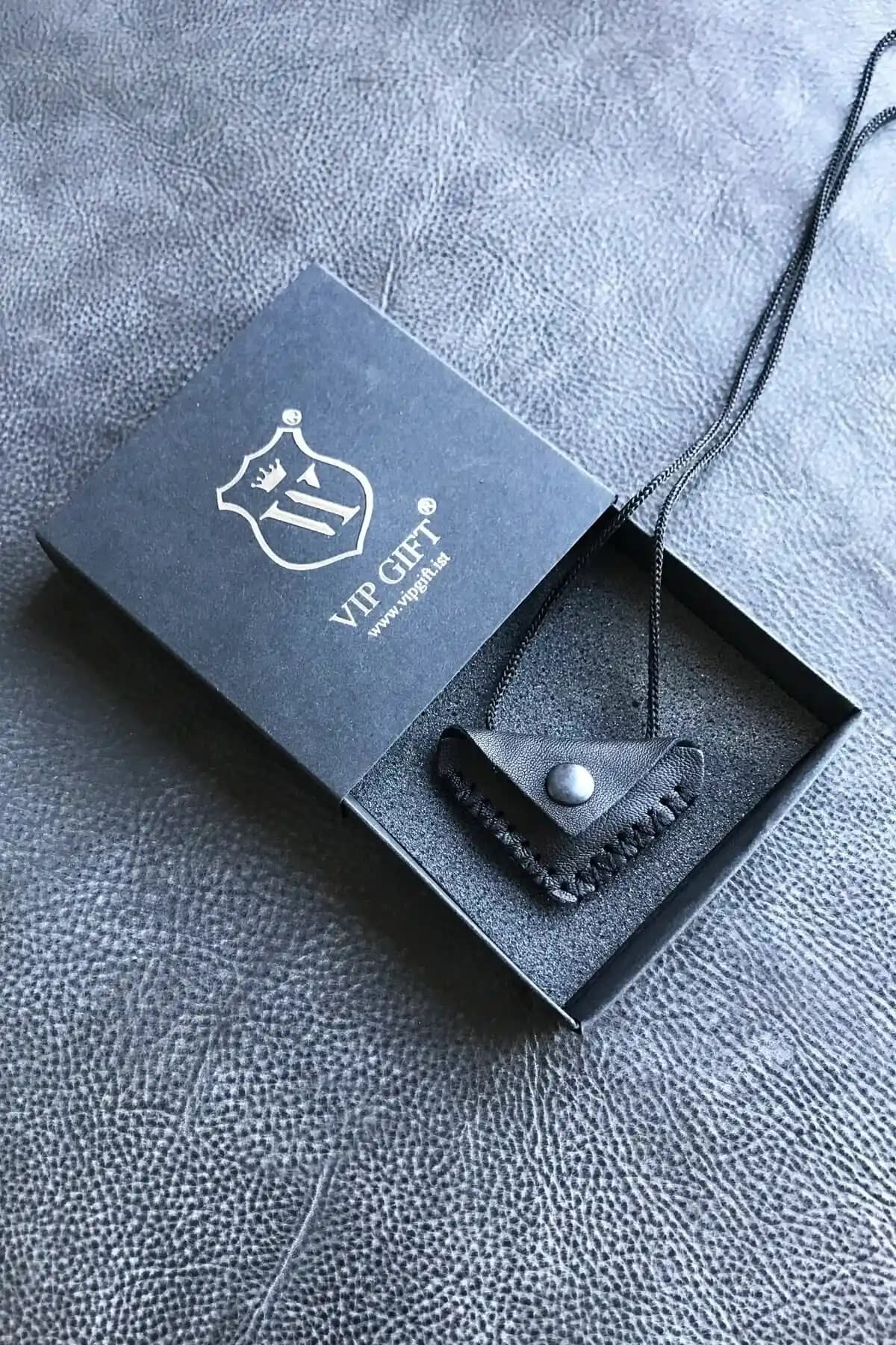 Kayı Üçgen Cevşen Kolye Muska Siyah Deri ve Doğal Taşlarla Şık Tasarım