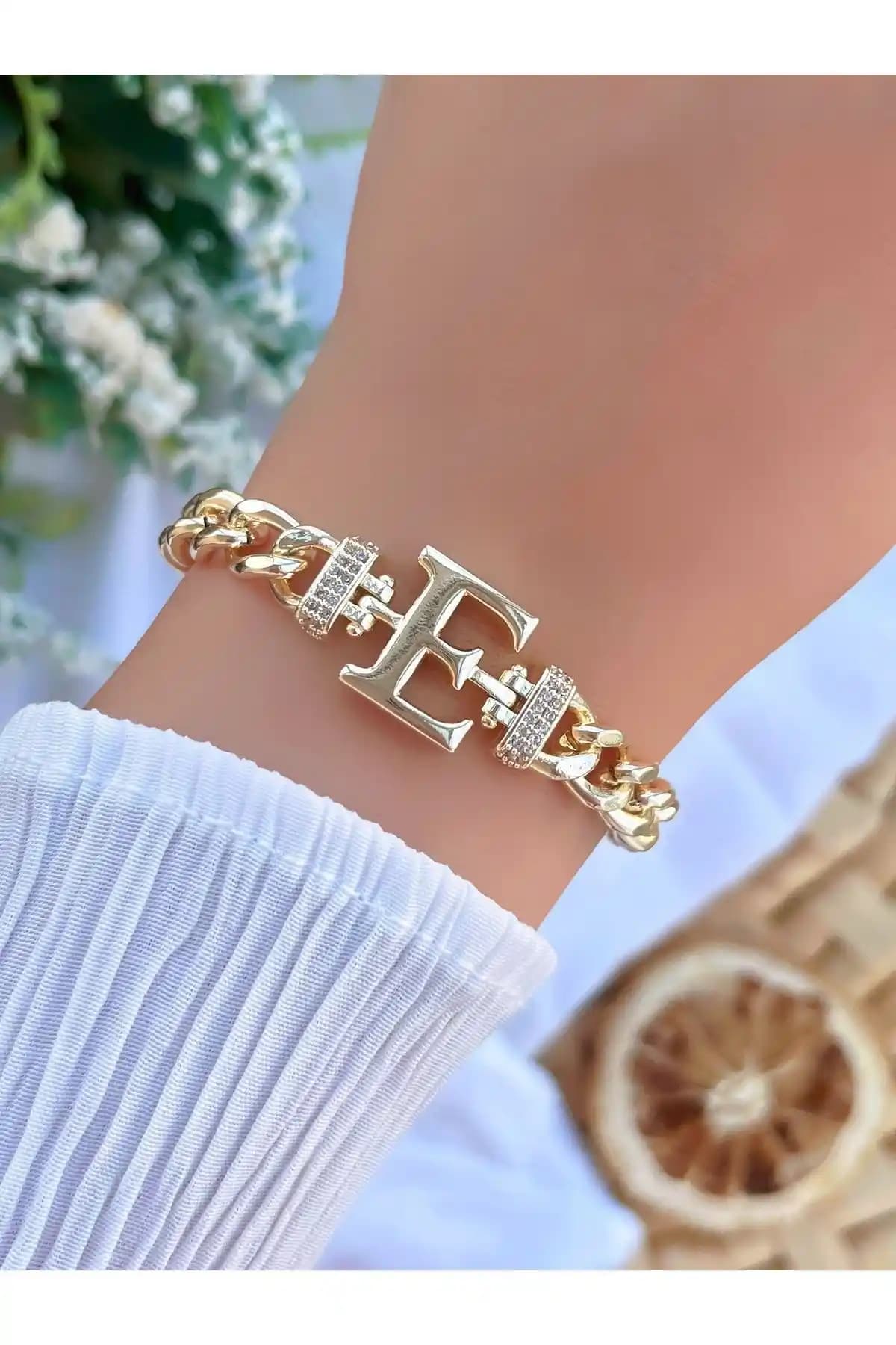 KBC STORE Harfli Zincir Bileklik - Modern ve Dayanıklı Altın Renkli Takı