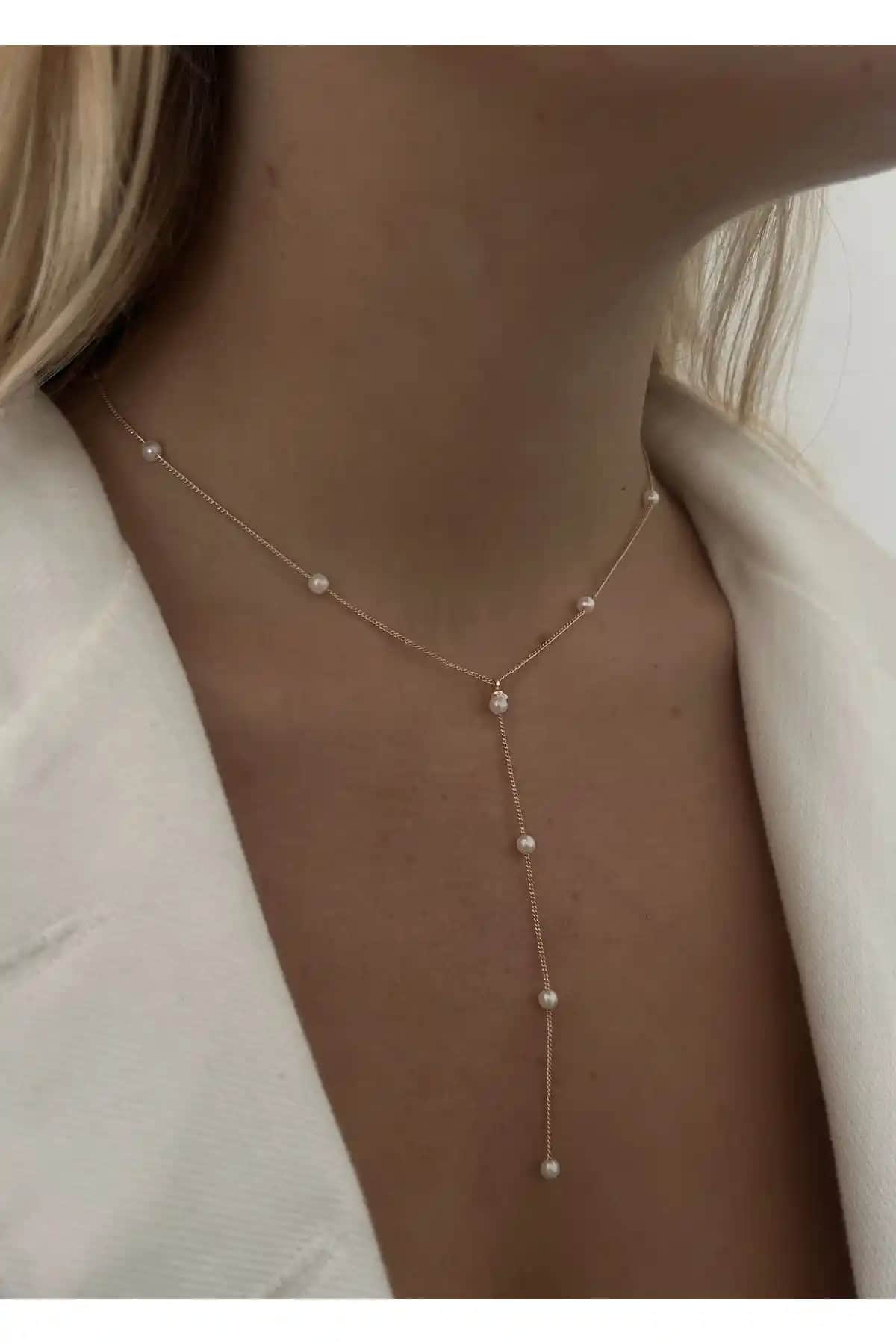 KİLİGİSTANBUL Arya İncili Dekolte Kolye: Zarif ve Modern Tasarım ile Şıklığınızın Tamamlayıcısı