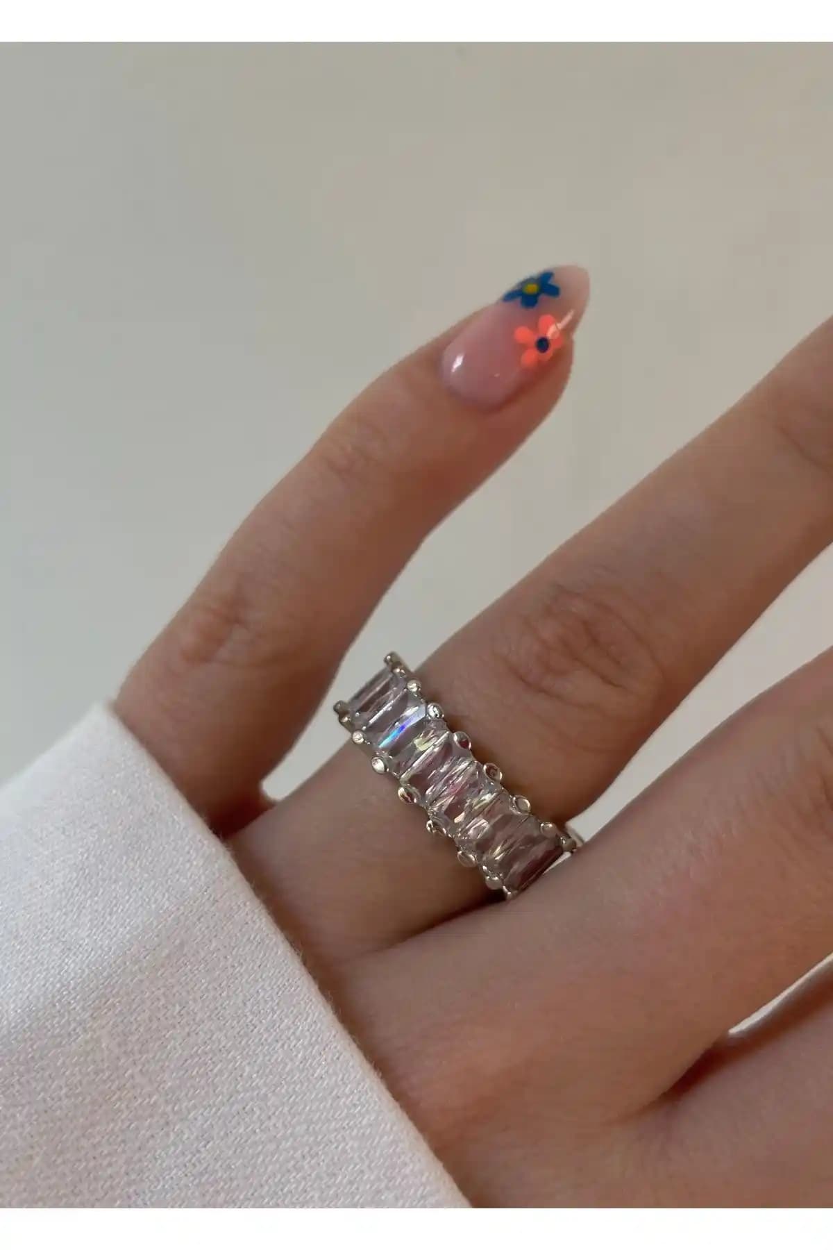 KİLİGİSTANBUL Gümüş Renk Yarım Tur Baget Yüzük: Zarif ve Şık Takı Seçeneği