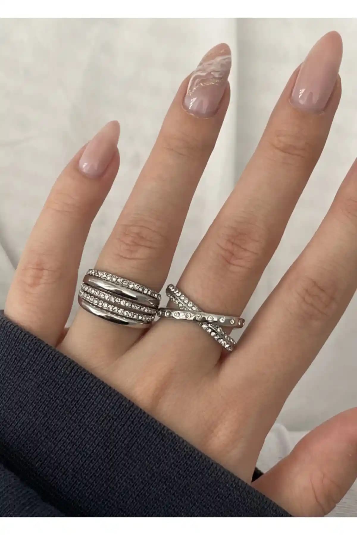 KİLİGİSTANBUL Gümüş Renk Zirkon Taşlı Çapraz ve Düz Yüzük Çifti - Şık ve Dayanıklı Takı Seçeneği