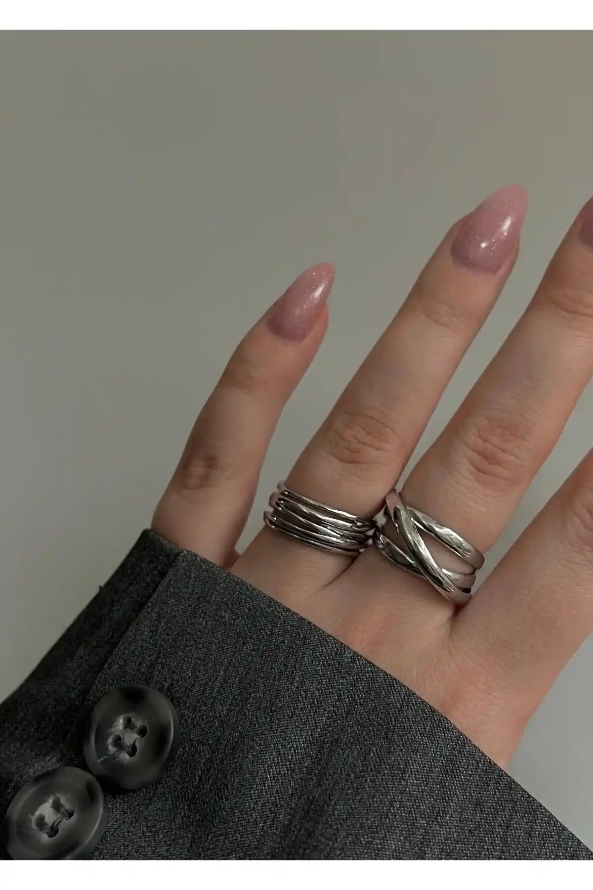 KİLİGİSTANBUL Sarmal 2'li yüzük seti şık ve dayanıklı tasarımıyla dikkat çekiyor