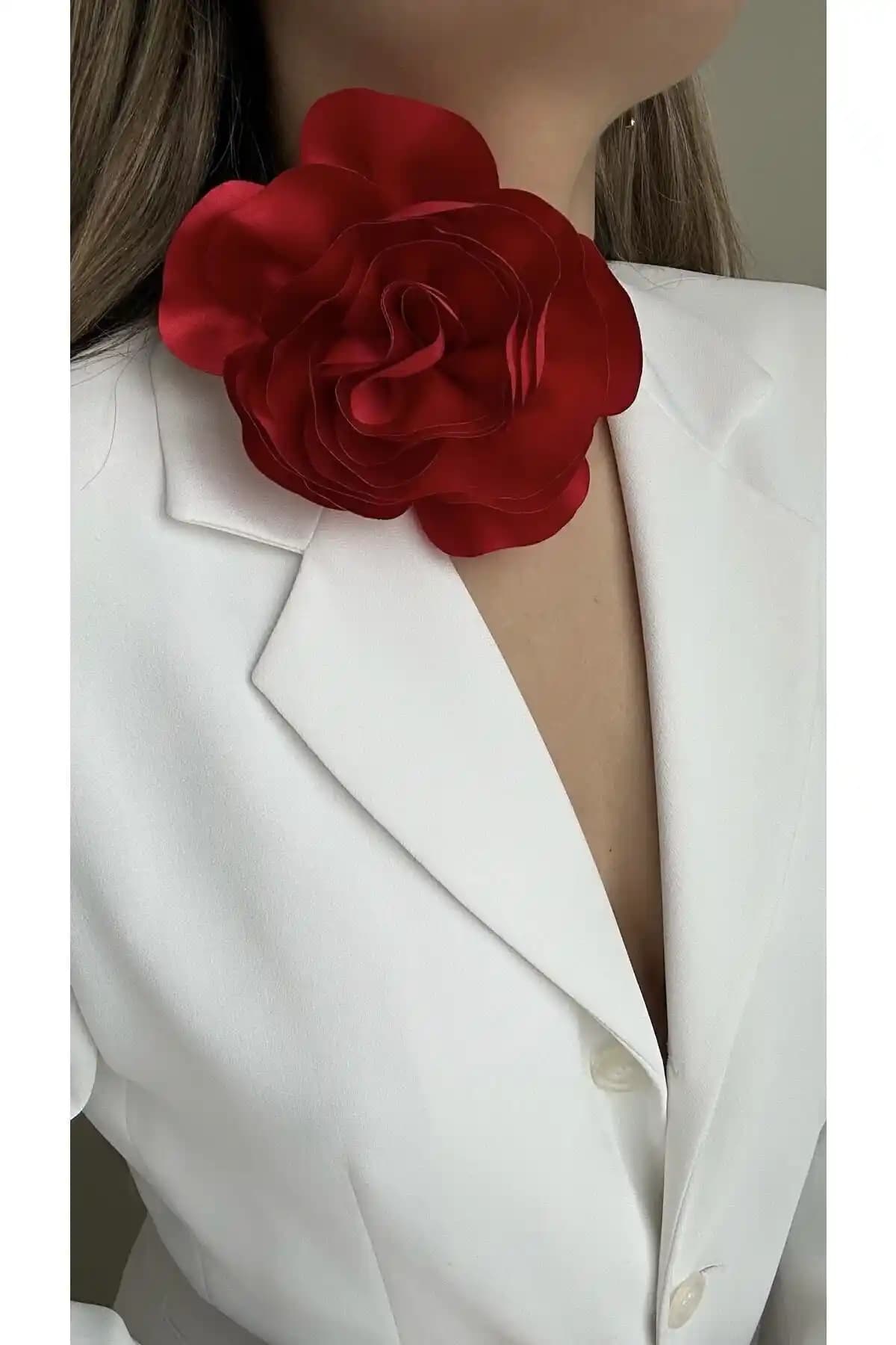 Kumaş Bağcıklı Gül Çiçek Kolye Şıklık ve Feminen Detaylar Sunar