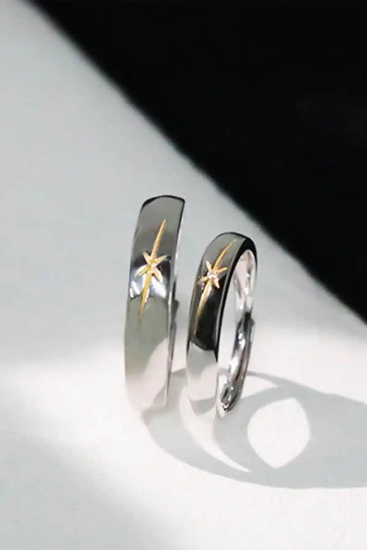 Kutup Yıldızı Motifli Gümüş Kaplama Çift Alyans Yüzükleri - Zarif ve Anlamlı Takı Seçenekleri