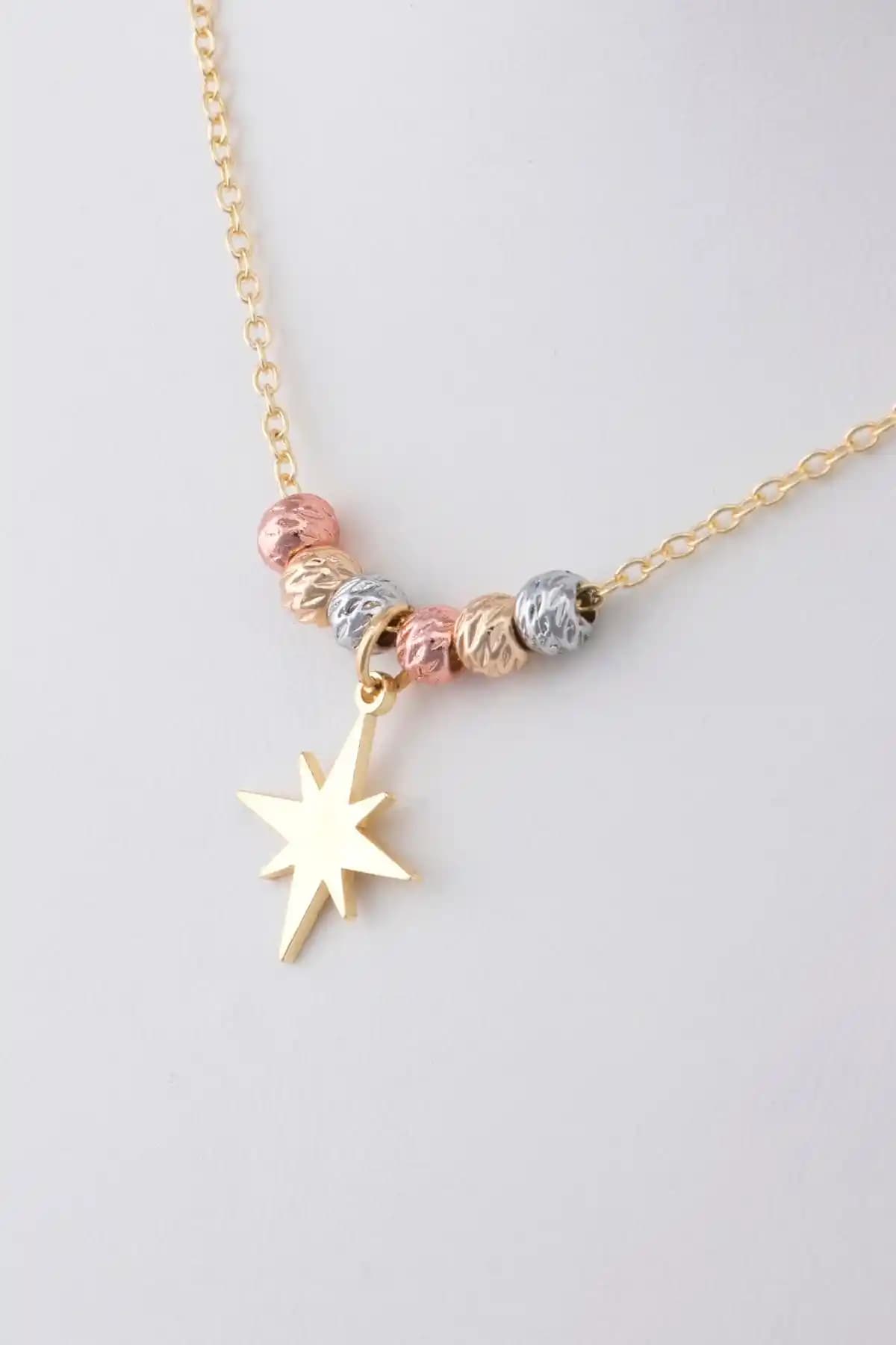 Kuzey Yıldızı Figürlü Dorika Kolye: Şıklık ve Anlamın Modern Buluşması