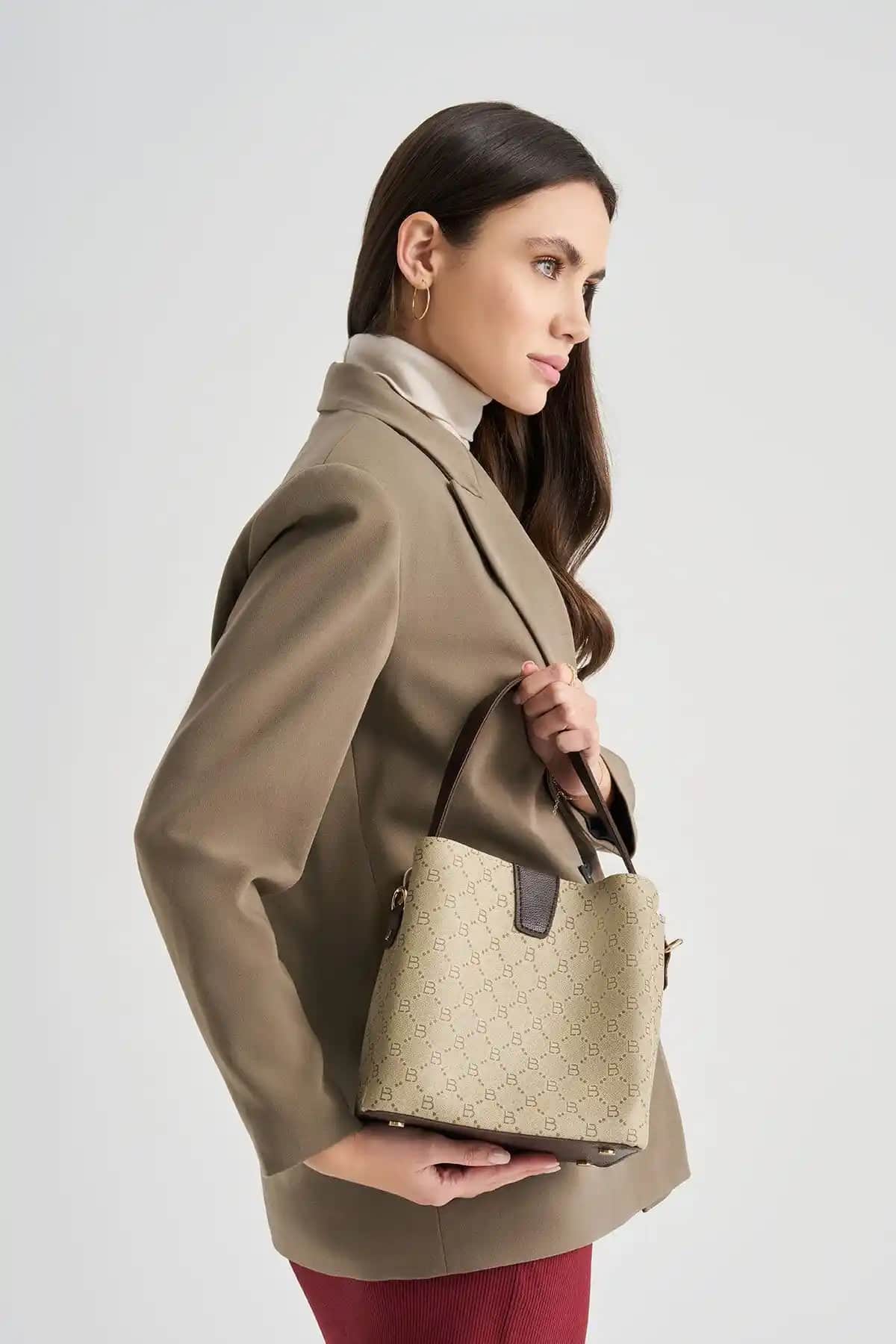 Lucky Bees Desenli Kadın El ve Omuz Çantası: Şık ve İşlevsel Tasarım Özellikleri