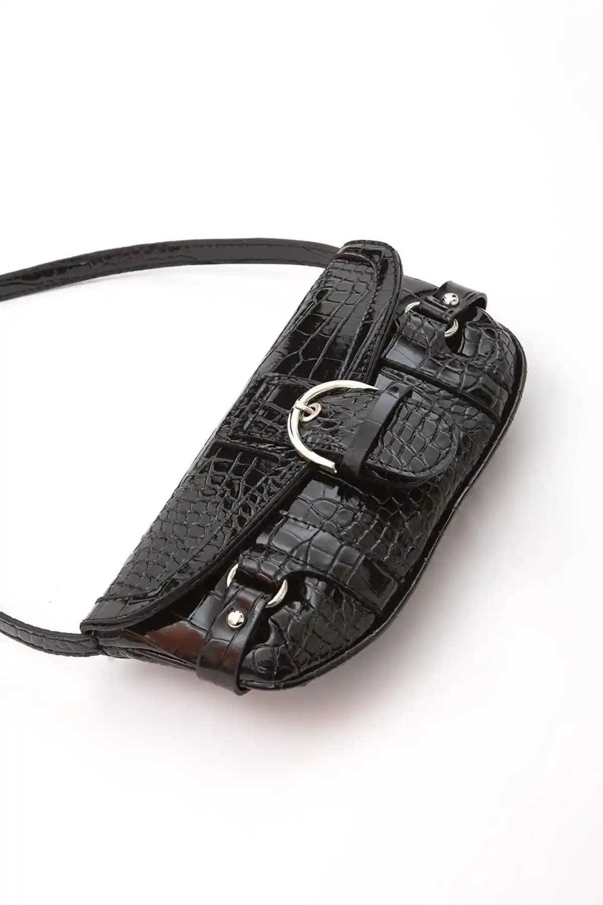 Lukas Kadın Tokalı Çapraz Kol Çantası Modern ve Şık Tasarımıyla Günlük Kullanım İçin Uygun