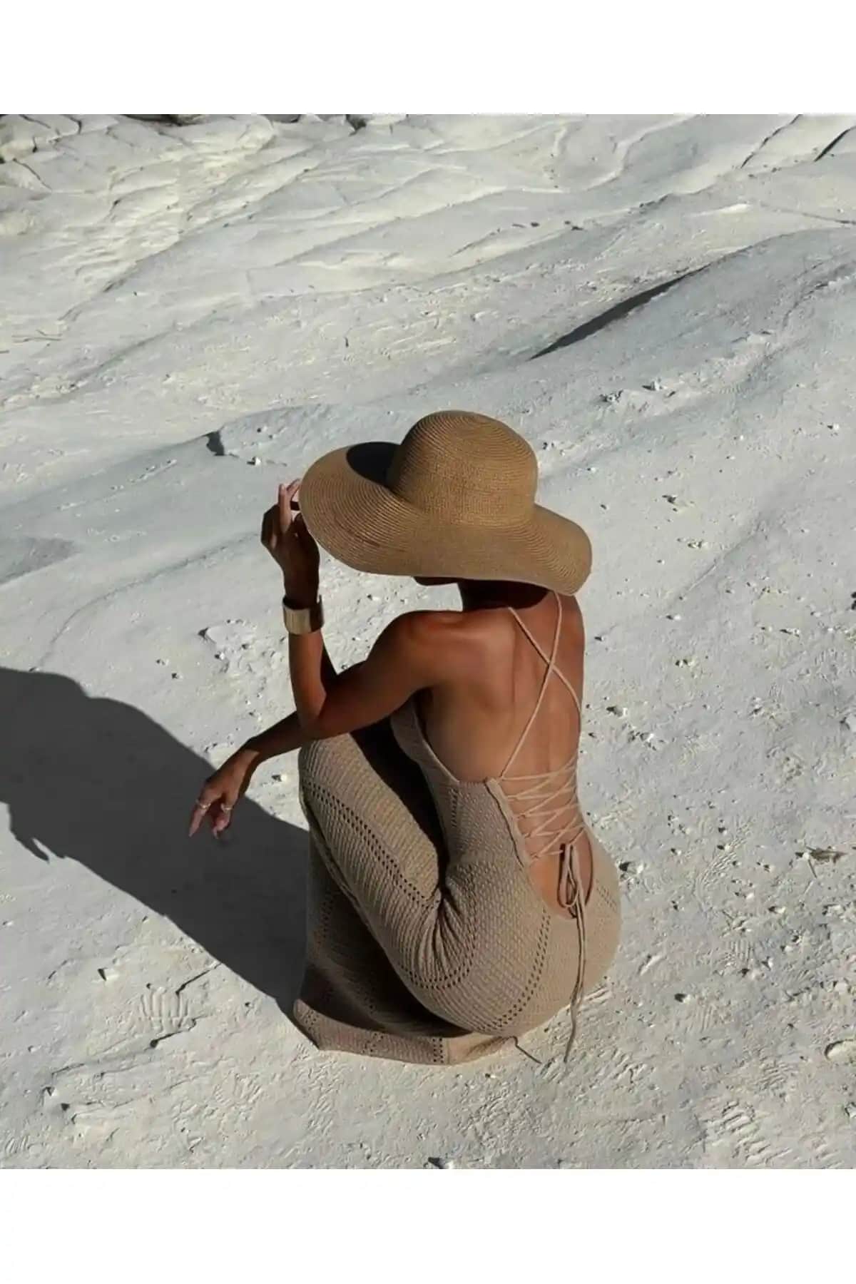 Luminos geniş kenarlı camel örgü desenli şapka ile yaz şıklığı ve güneş koruması