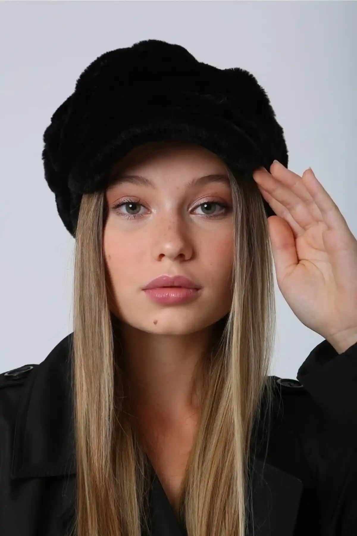 Luminos Siyah Kalın Tüylü Kışlık Şapka: Şıklık ve Sıcacık Konforun Buluşması