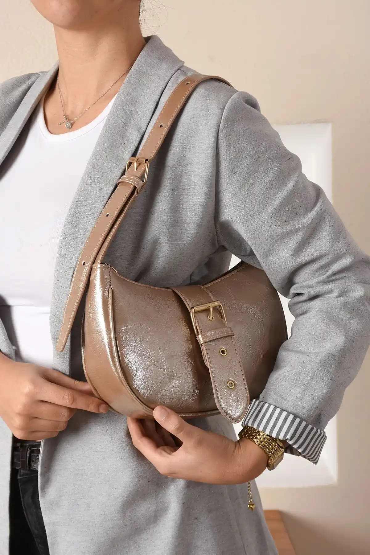 Mackrock Sports Krem Çanta: Şık ve İşlevsel Günlük Spor Çantası Tasarımı