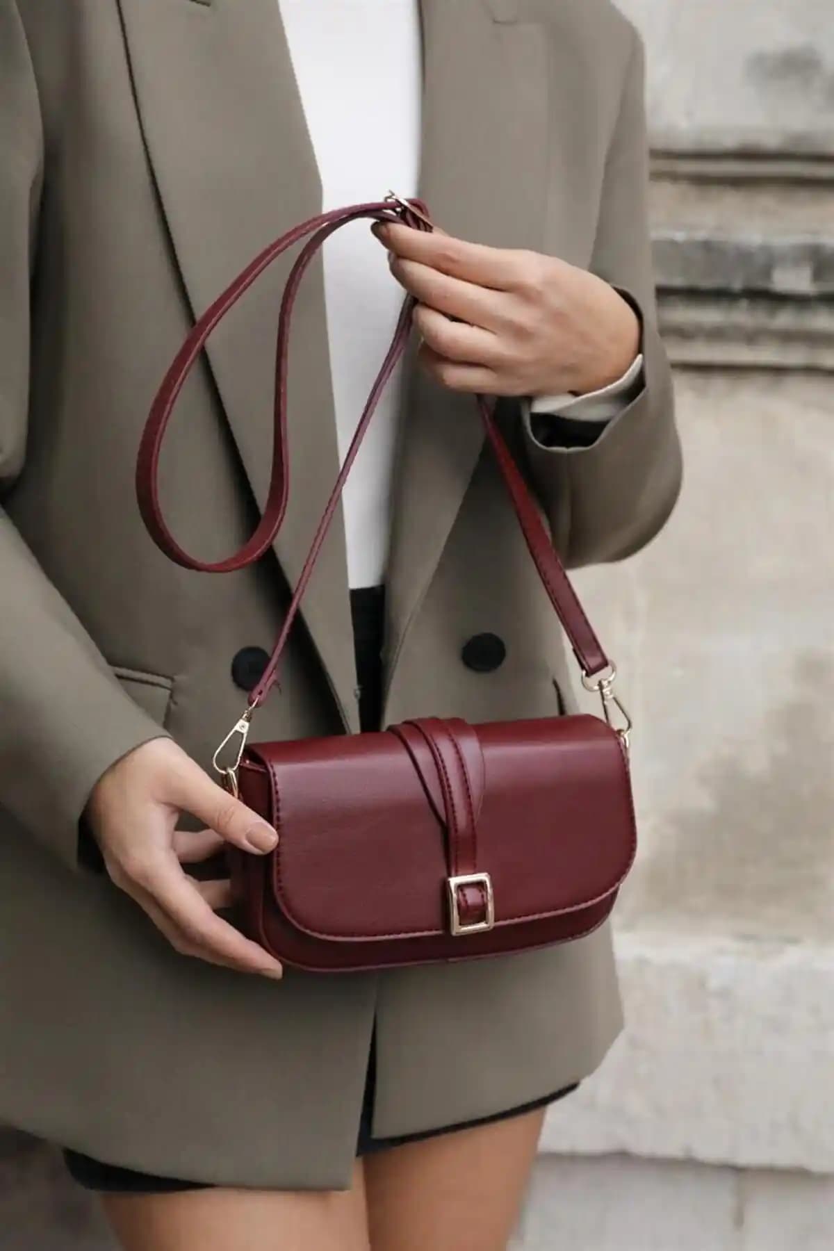 Madamra Bordo Kadın Tokalı Çapraz Askılı Çanta Günlük Şıklık ve Fonksiyonellik Sunar