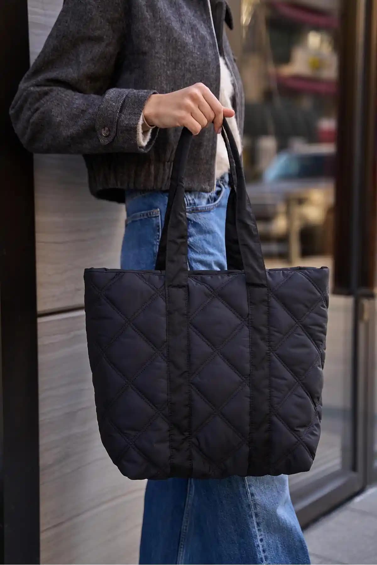 Madamra Siyah Kan Kapitone Desen Puf Çanta: Şıklık ve Fonksiyonelliğin Birleşimi