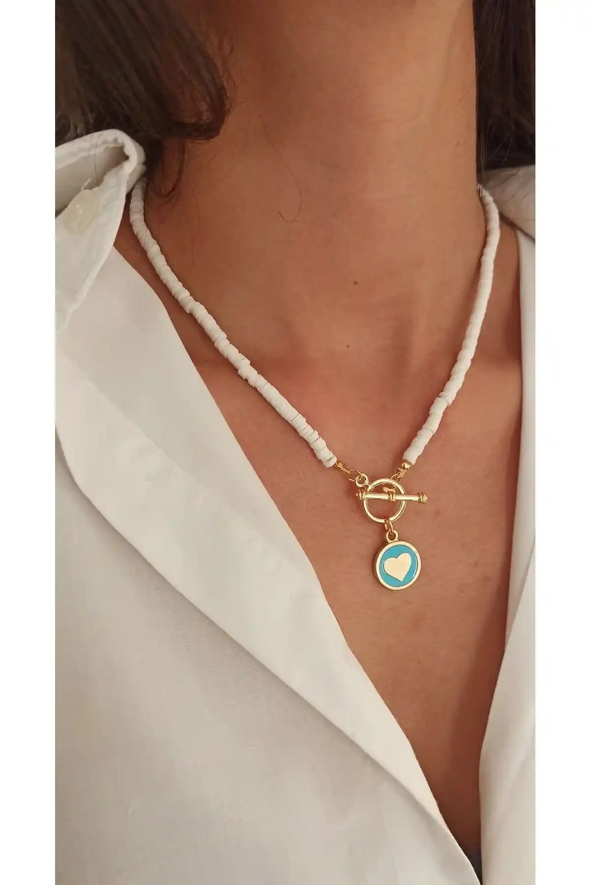 MagicStone Beyaz Fimo Kalp Detaylı Önden Kilitli Kolye: Zarif ve Şık Takı Seçeneği