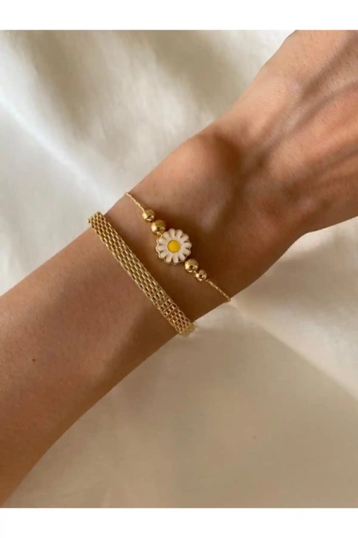 MagicStone Hasır Zincir ve Papatya Detaylı İkili Altın Bileklik: Şıklık ve Zarafetin Buluşması