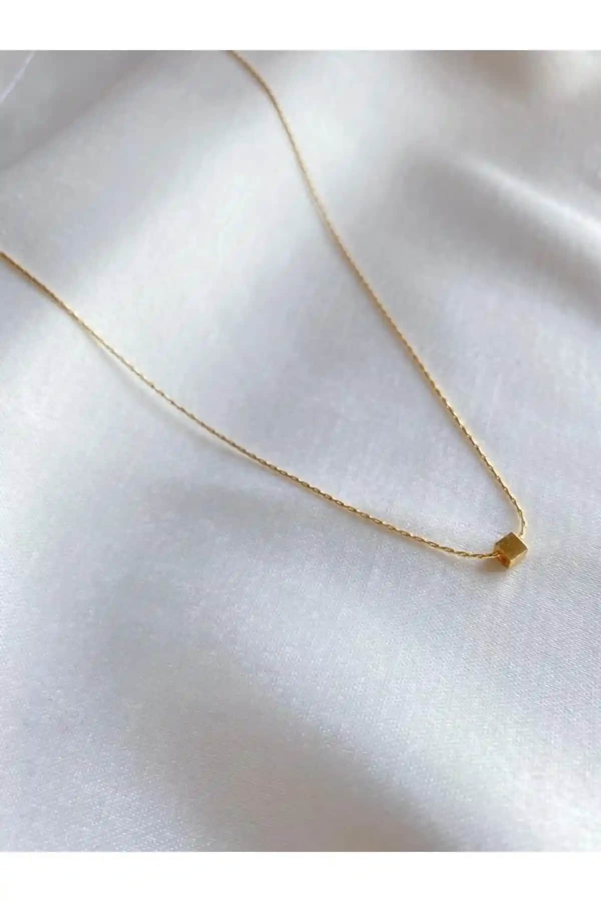 MagicStone Kadın Küp Detaylı Altın Kolye: Zarif ve Modern Takı Tasarımı