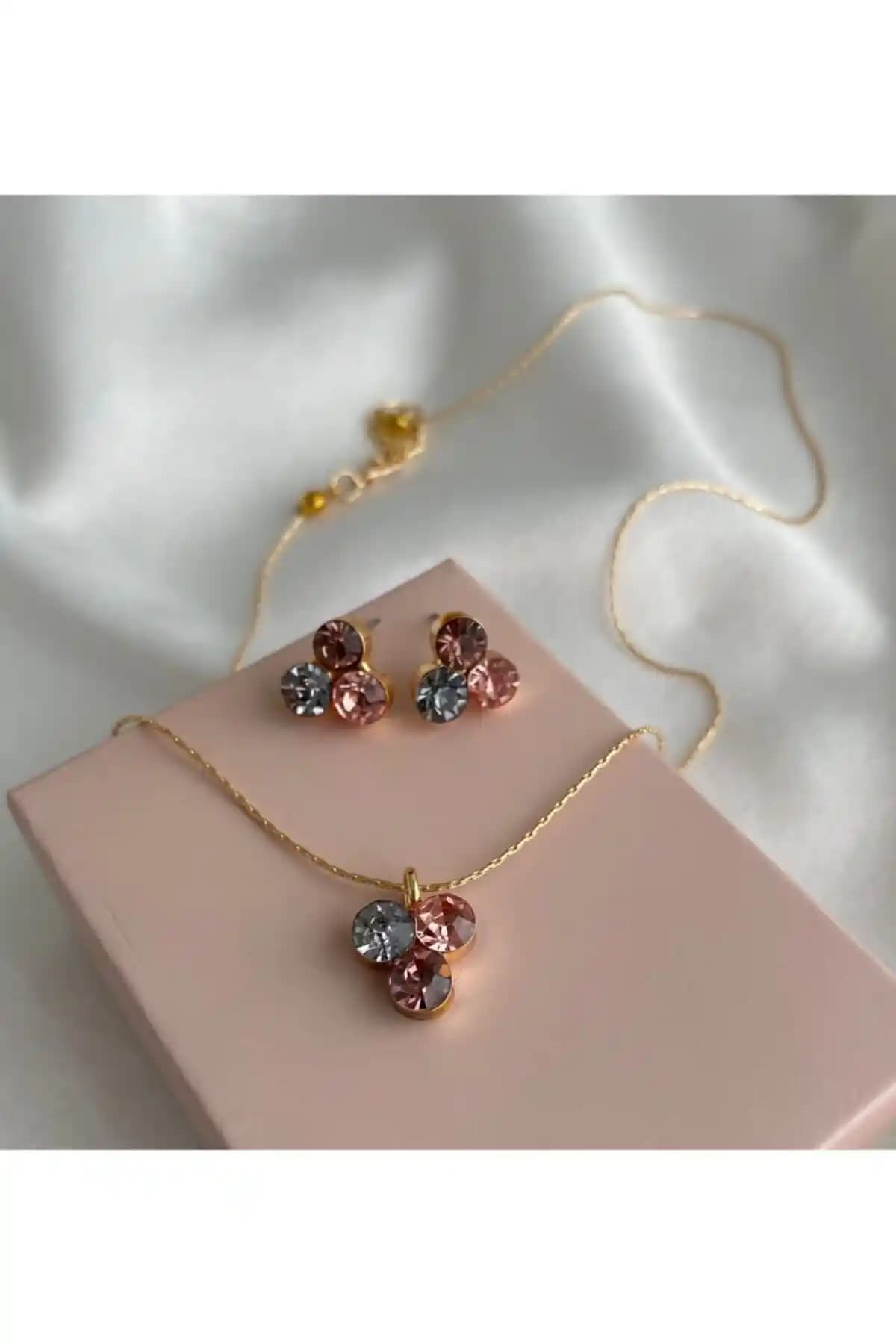 MagicStone Renkli Taşlı Kolye ve Küpe Seti: Zarafet ve Şıklık İçin Modern Takı Koleksiyonu