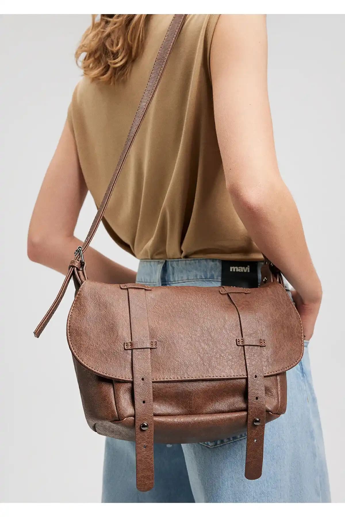 Mavi Kahverengi Çapraz Çanta ve Mavi Siyah Sırt Çantası Karşılaştırması