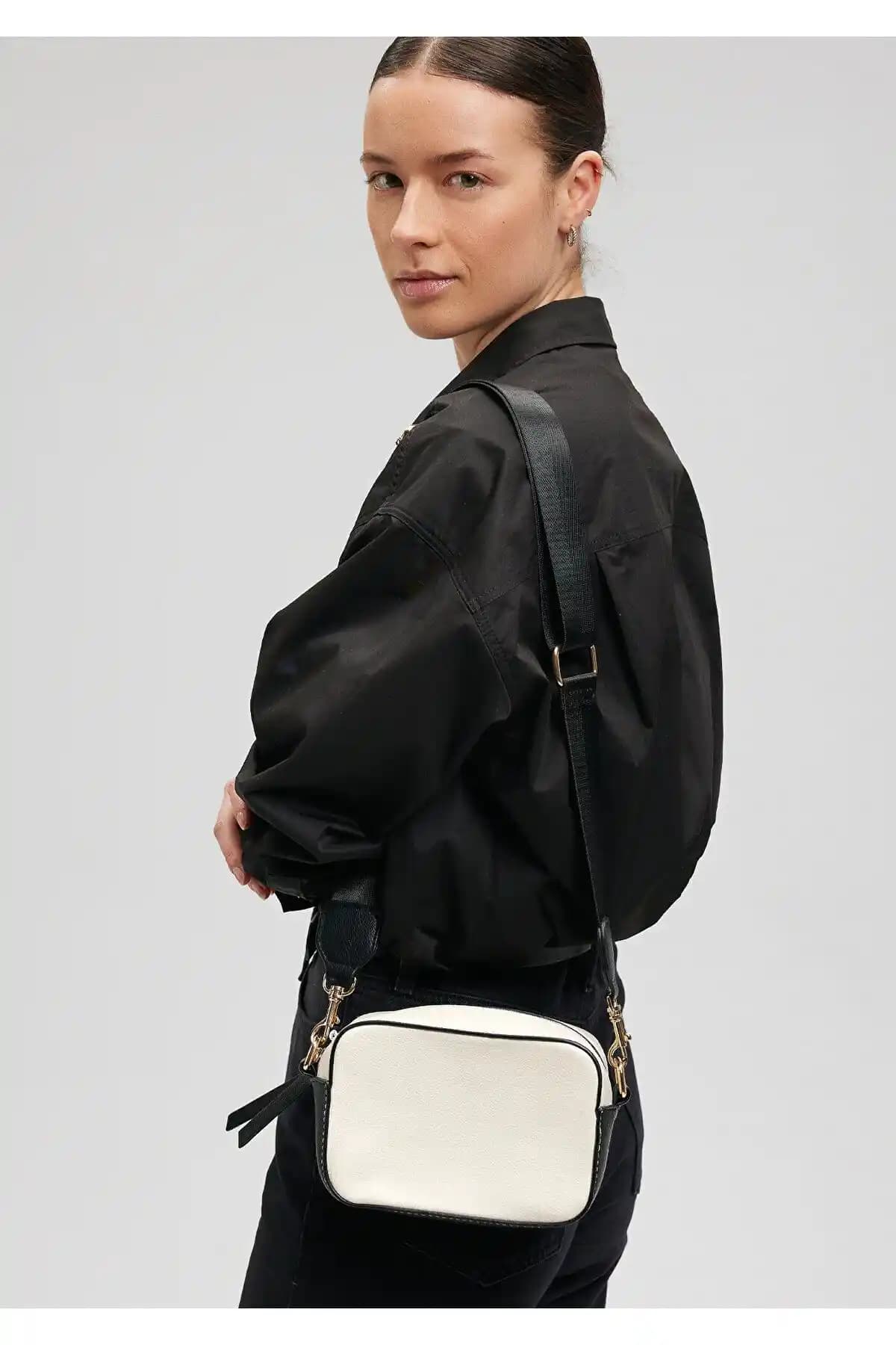 Mavi Siyah Askılı Beyaz Çapraz Çanta - Şıklık ve Fonksiyonellik Sunan Kadın Çantası