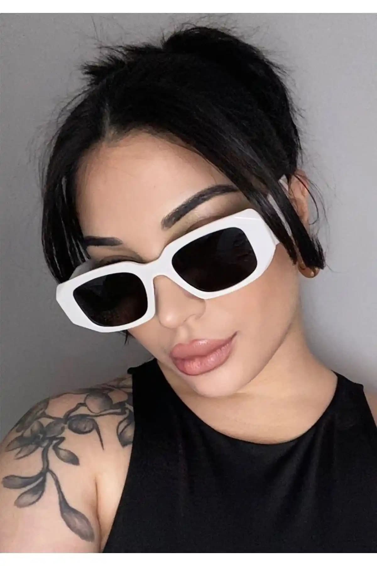 ModaLand Larissa Beyaz ve Siyah Güneş Gözlüğü: Şıklık ve Koruma Bir Arada