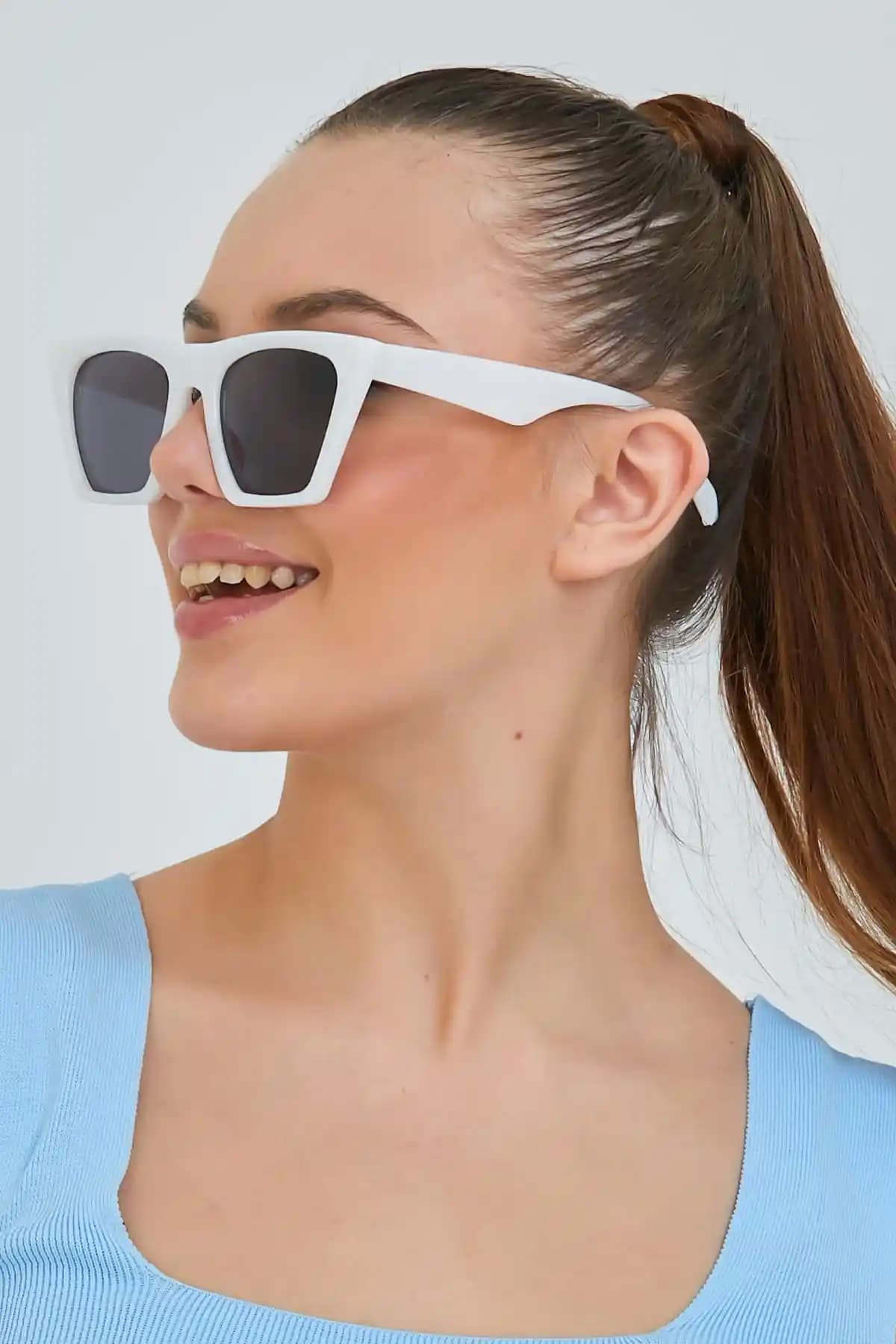 Modalucci kadın beyaz güneş gözlüğü şıklık ve göz sağlığına uygun tasarım