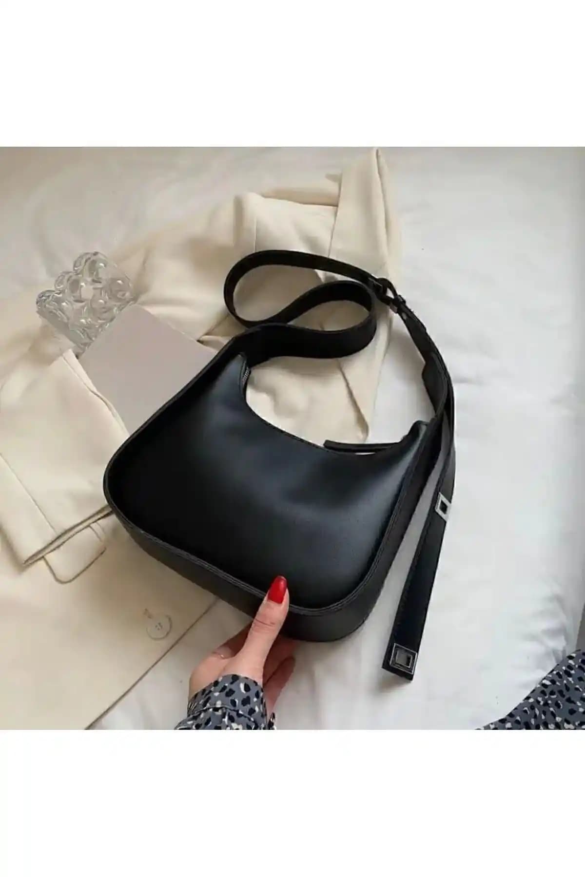 Modarb Kadın Askılı Çanta Şıklık ve Pratikliği Bir Arada Sunan Modern Tasarım