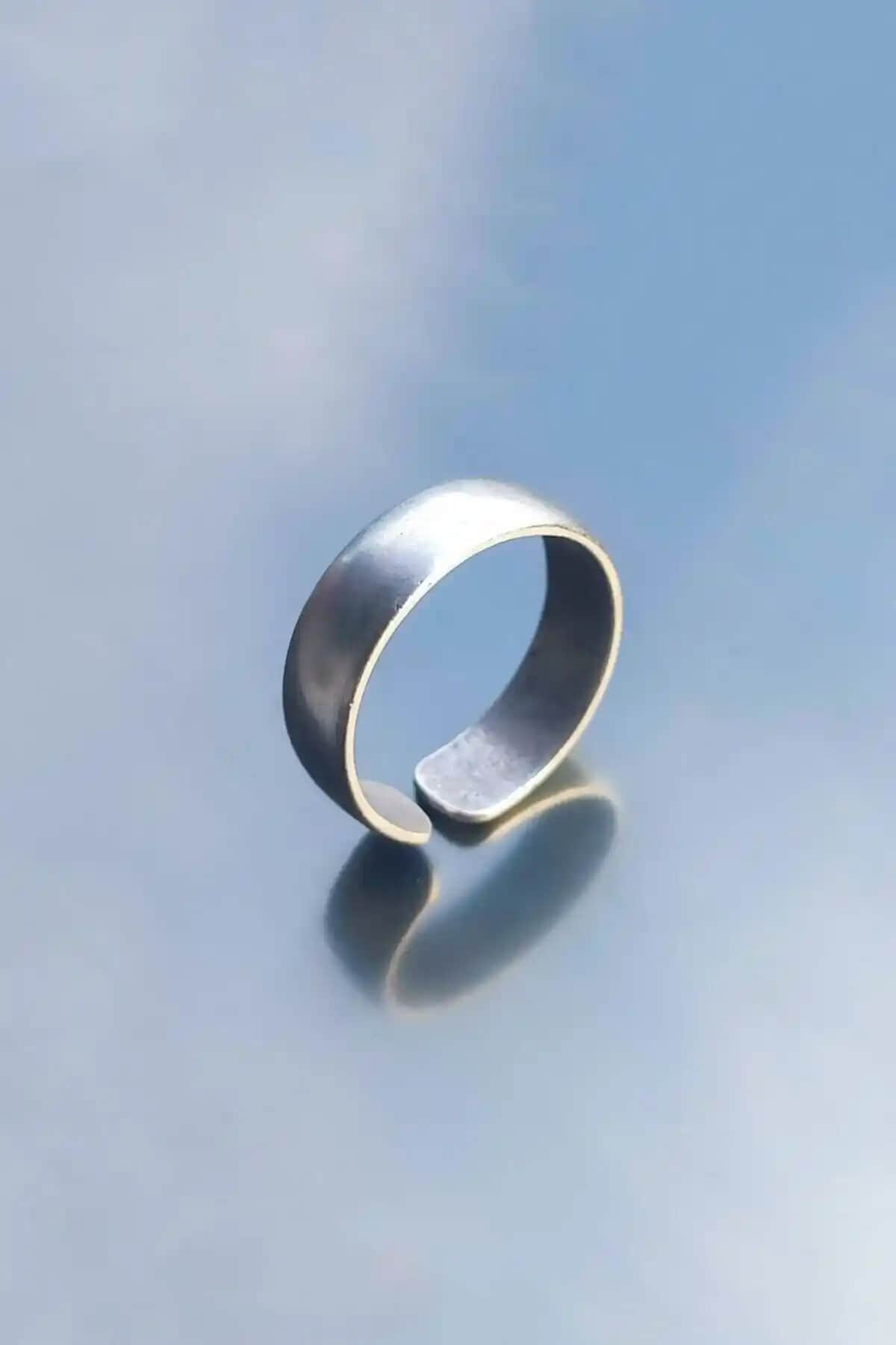 Modern ve Dayanıklı Gümüş Kaplama Titanyum Yüzük - Günlük ve Özel Kullanım İçin