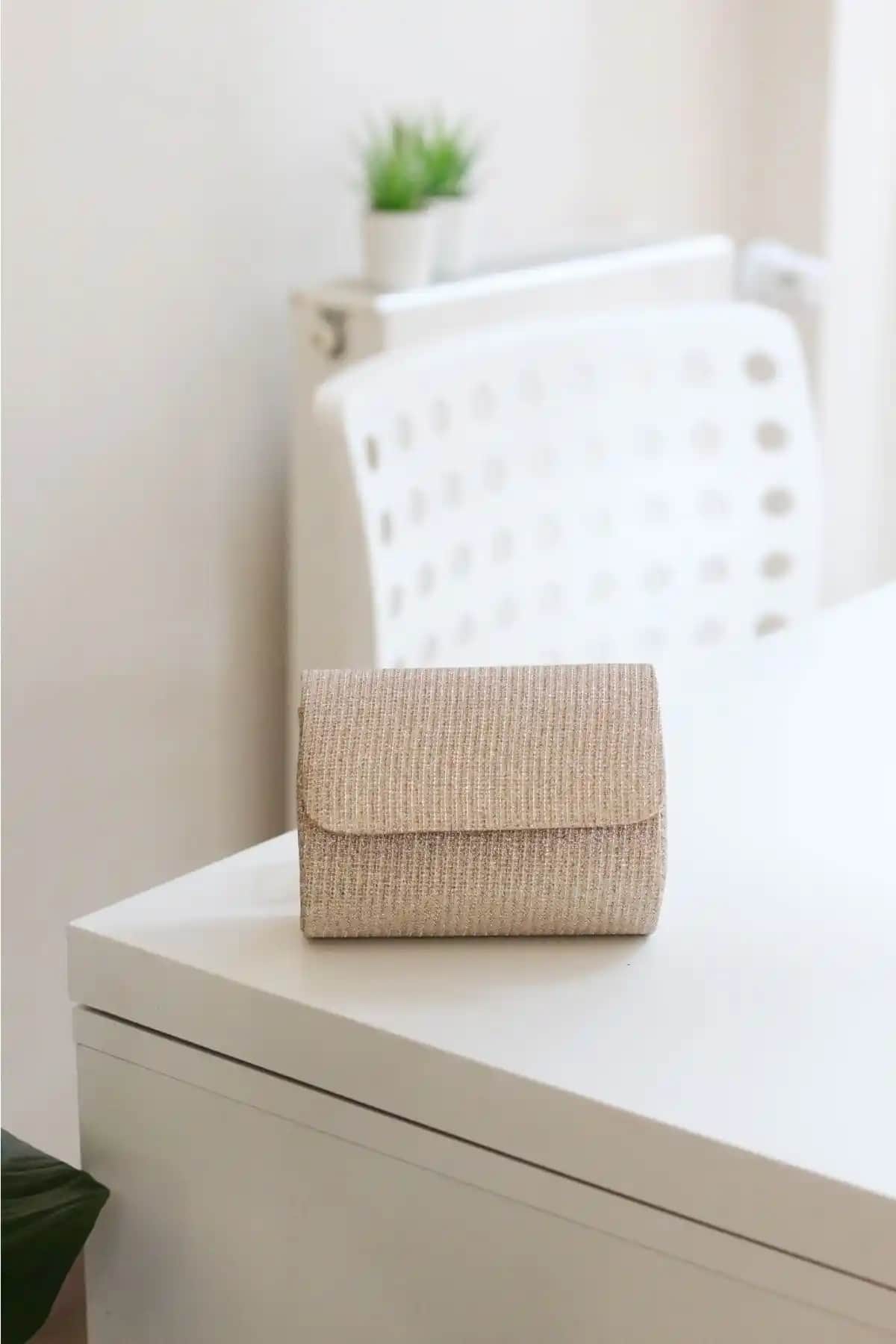 Moom Bag Kadın Gold Mini Portföy Abiye Çanta: Şıklık ve Fonksiyonelliğin Buluşması