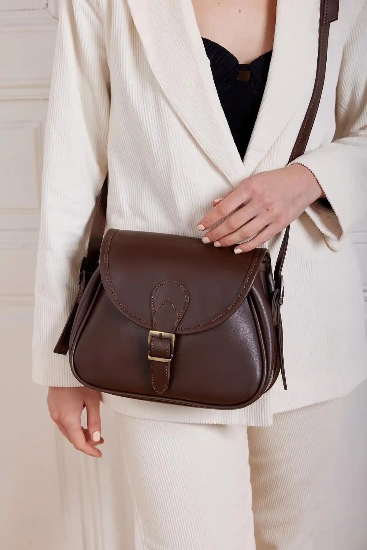 Mopia Kadın Büyük Boy Kapaklı Çanta Kahverengi Suni Deri Şık ve Kullanışlı Tasarım