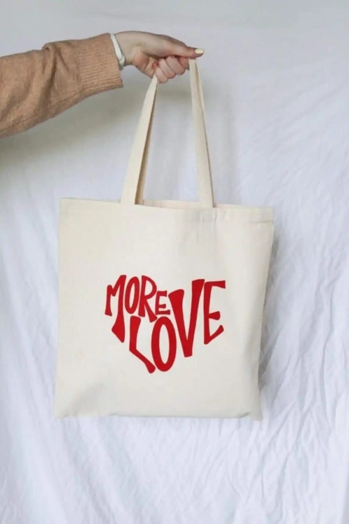 More Love Baskılı Ham Bez Omuz Çantası Günlük Kullanım ve Sürdürülebilirlik İle Öne Çıkar