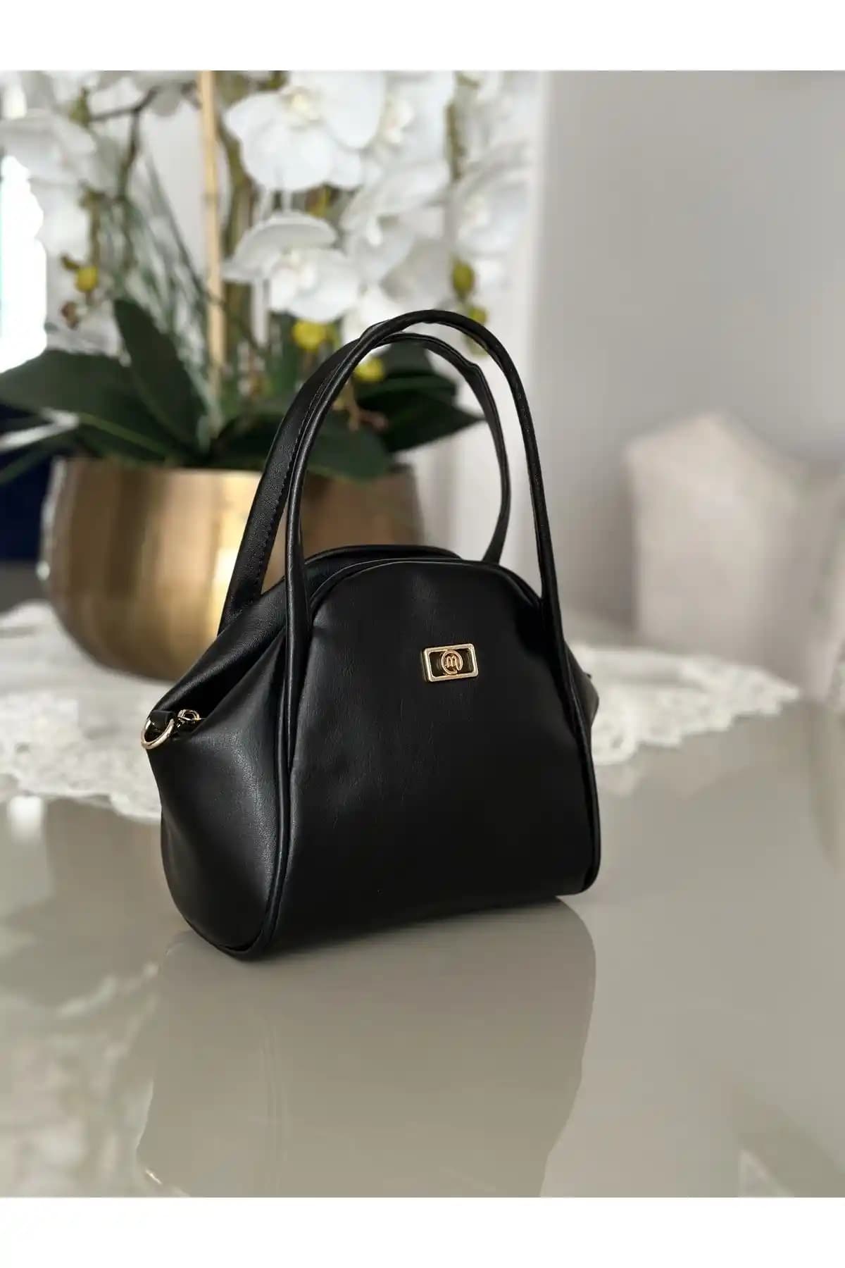 Mossi ve Shaka Siyah Suni Deri Çantaların Detaylı Karşılaştırması