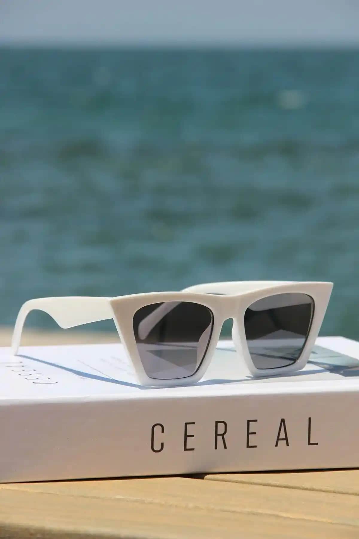 MUCE Concept Siyah Cam Beyaz Çerçeve Kadın Güneş Gözlüğü: Modern ve Koruyucu Tasarım Özellikleri