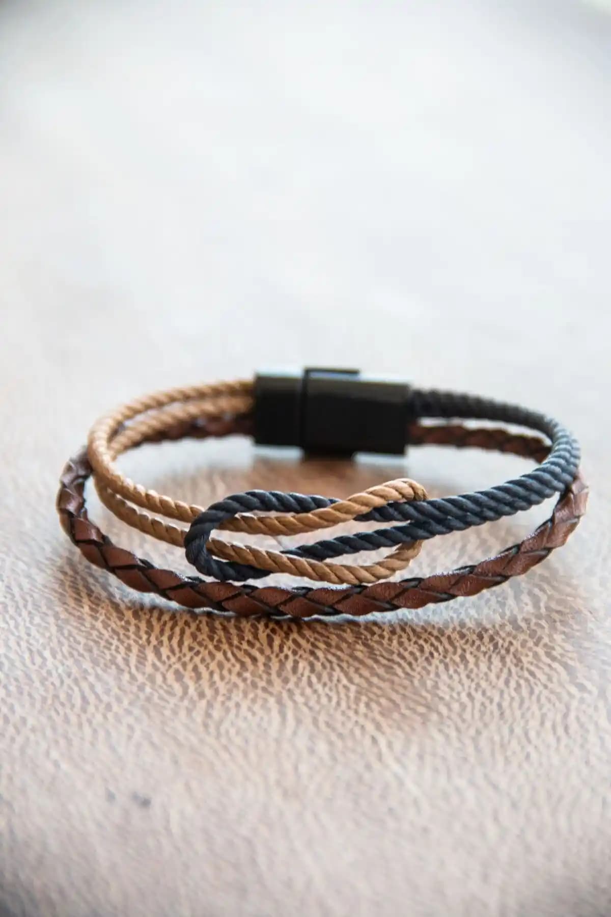 Naft Hakiki Deri İnce Örgü Üç Sıra Bileklik Şık ve Dayanıklı Tasarım