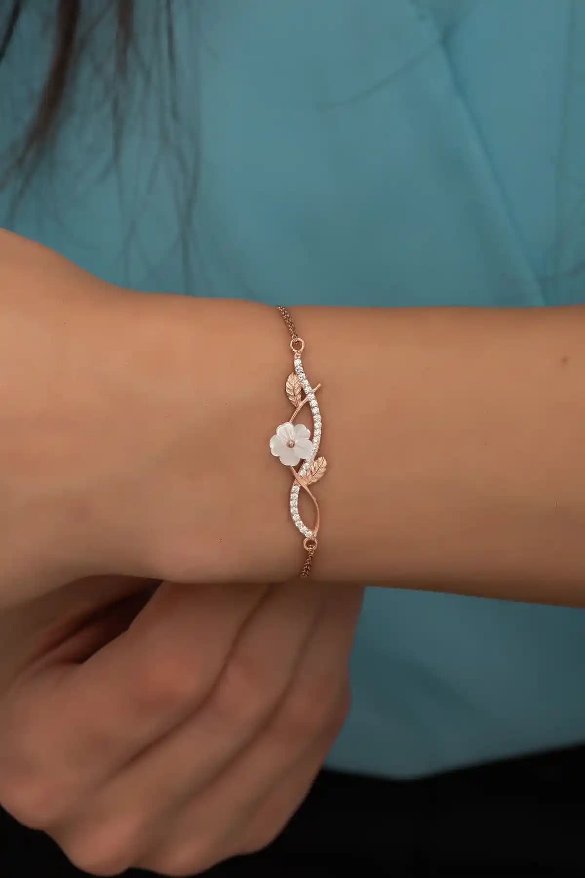 NEREZE 925 Ayar Gümsü Zirkon Taşlı Manolya Çiçeği Bileklik Şıklık ve Zarafetin Sembolü