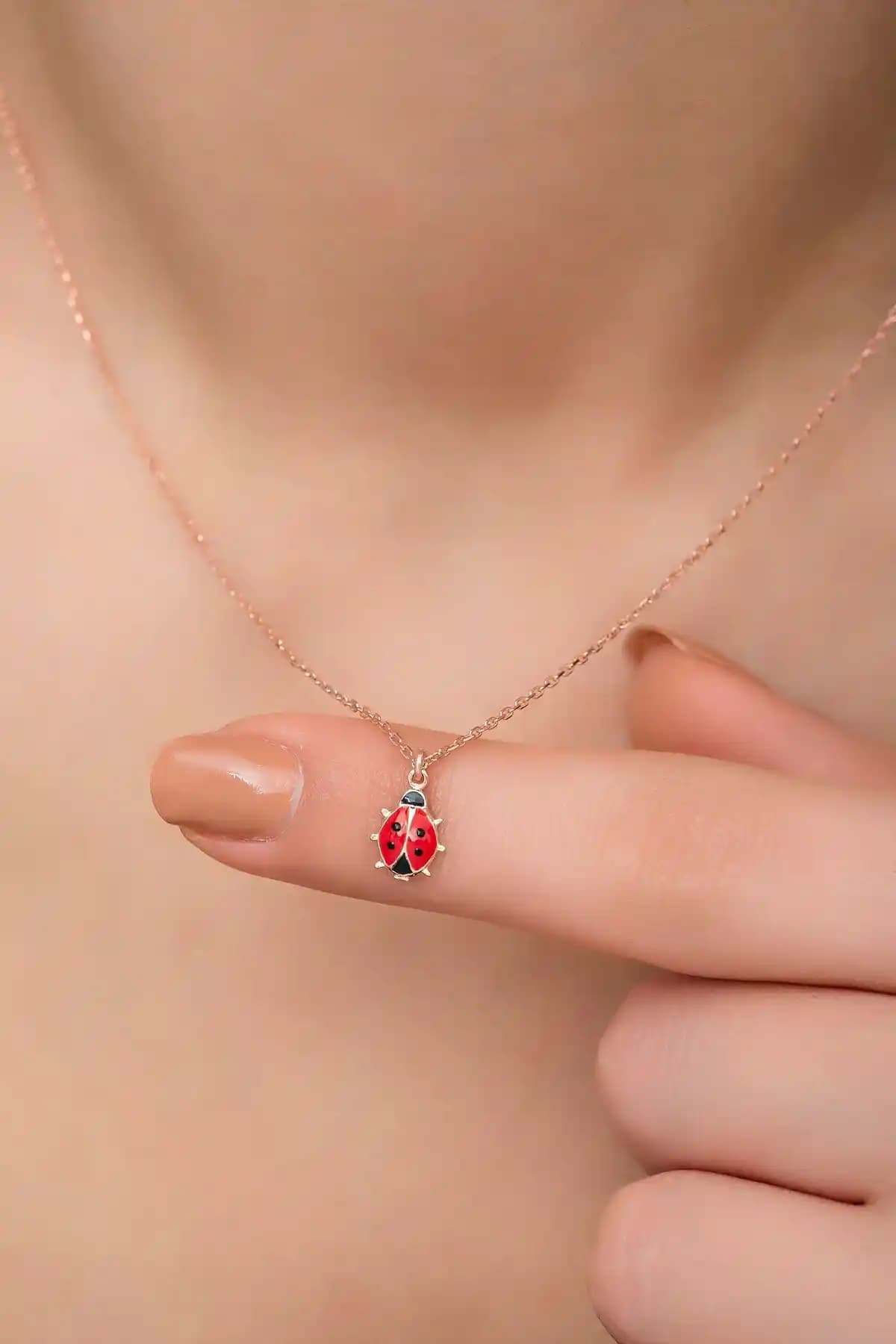 NEREZE 925 Ayar Gümüş Kırmızı Mineli Uğur Böceği Kolye Zarif ve Şık Tasarım