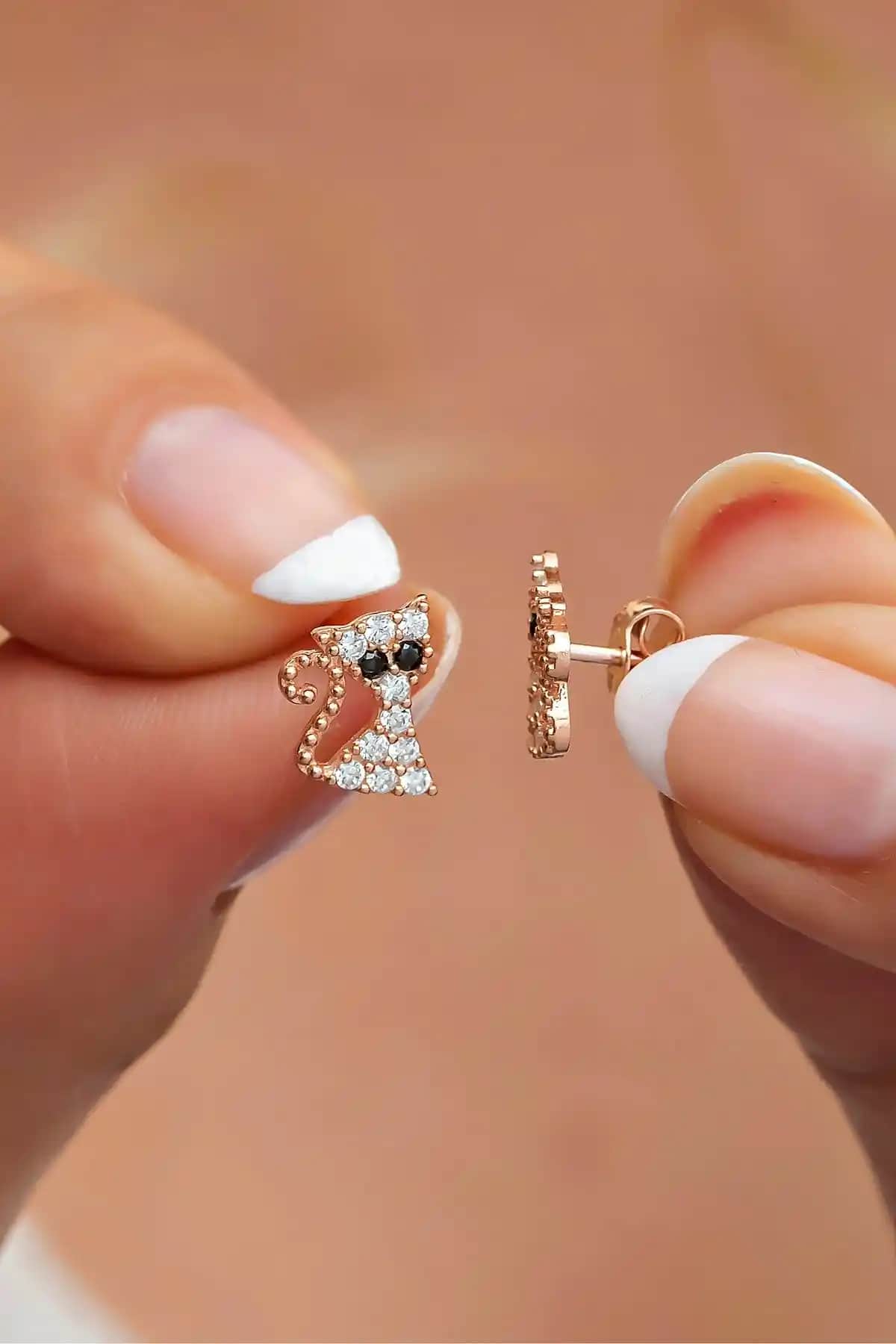 NEREZE 925 Ayar Gümüş Minik Beyaz Taşlı Kedi Küpe Şık ve Zarif Tasarım