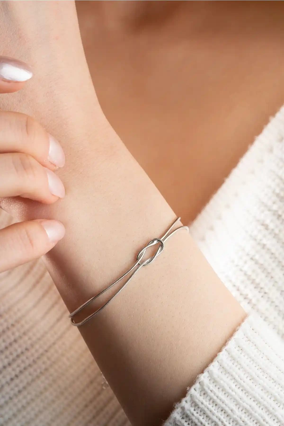 NEREZE 925 Ayar Gümüş Rodyum Kaplama Düğüm Model Bileklik İncelemesi ve Özellikleri