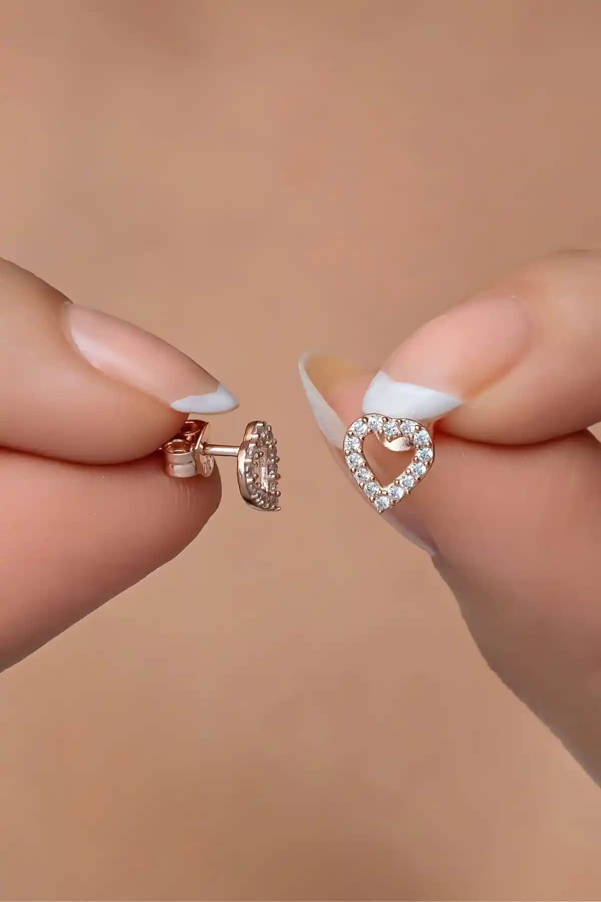 NEREZE 925 Ayar Gümüş Rose Minik Kalp Küpe Zarif ve Şık Tasarımıyla Günlük ve Özel Kullanım İçin