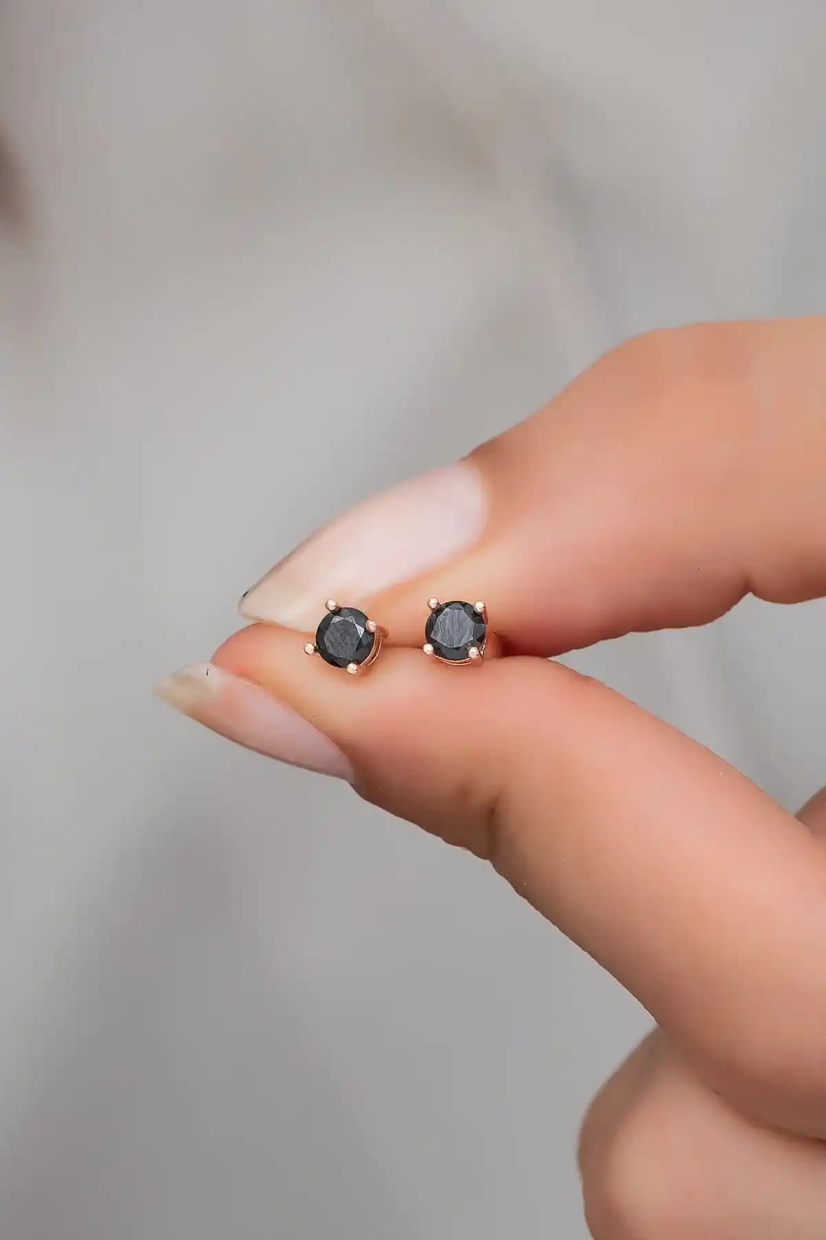 NEREZE 925 Ayar Gümüş Siyah Rose Altın Kaplama Tektaş Küpe Şıklık ve Dayanıklılık Sunar