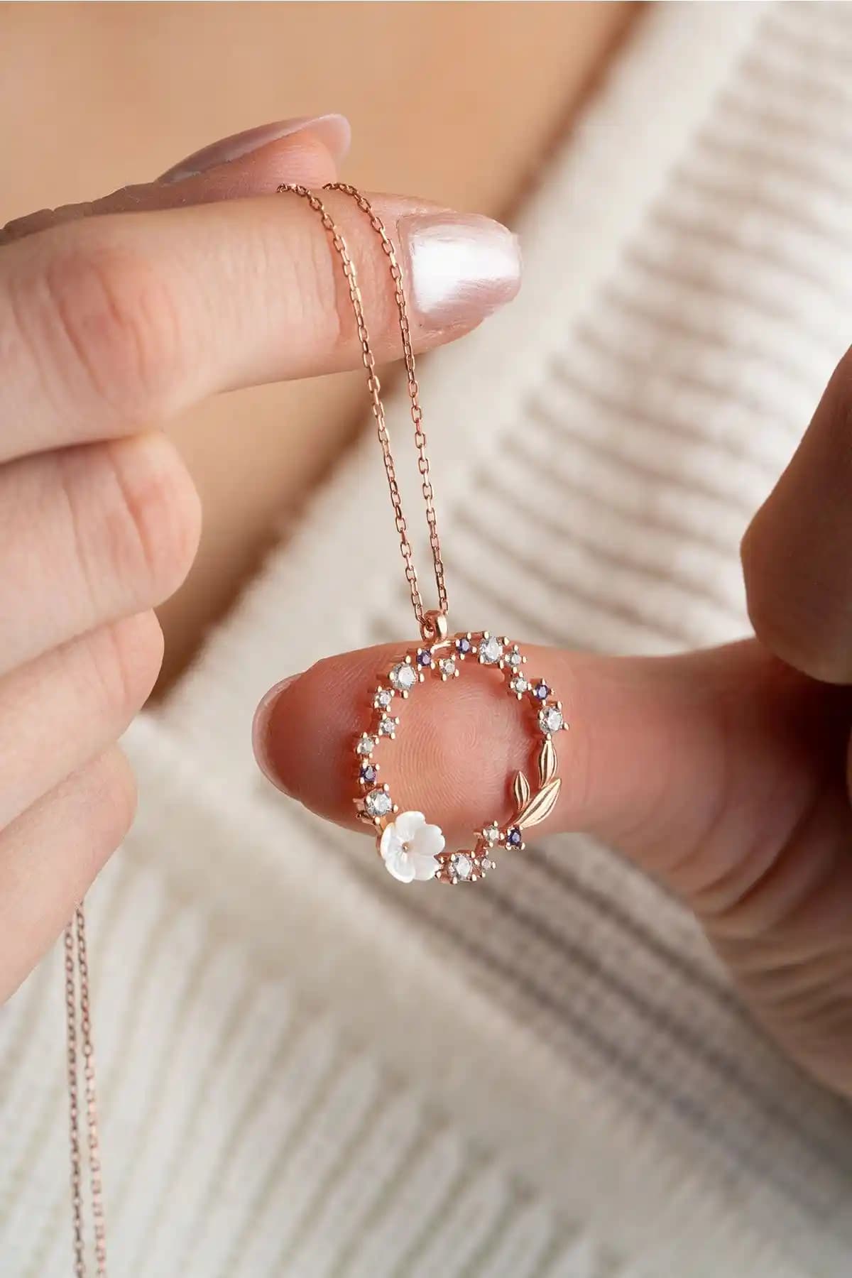 NEREZE Gümüş Kolye Karşılaştırması: Manolya Çiçeği ve Beyaz Taşlı Tasarımlar