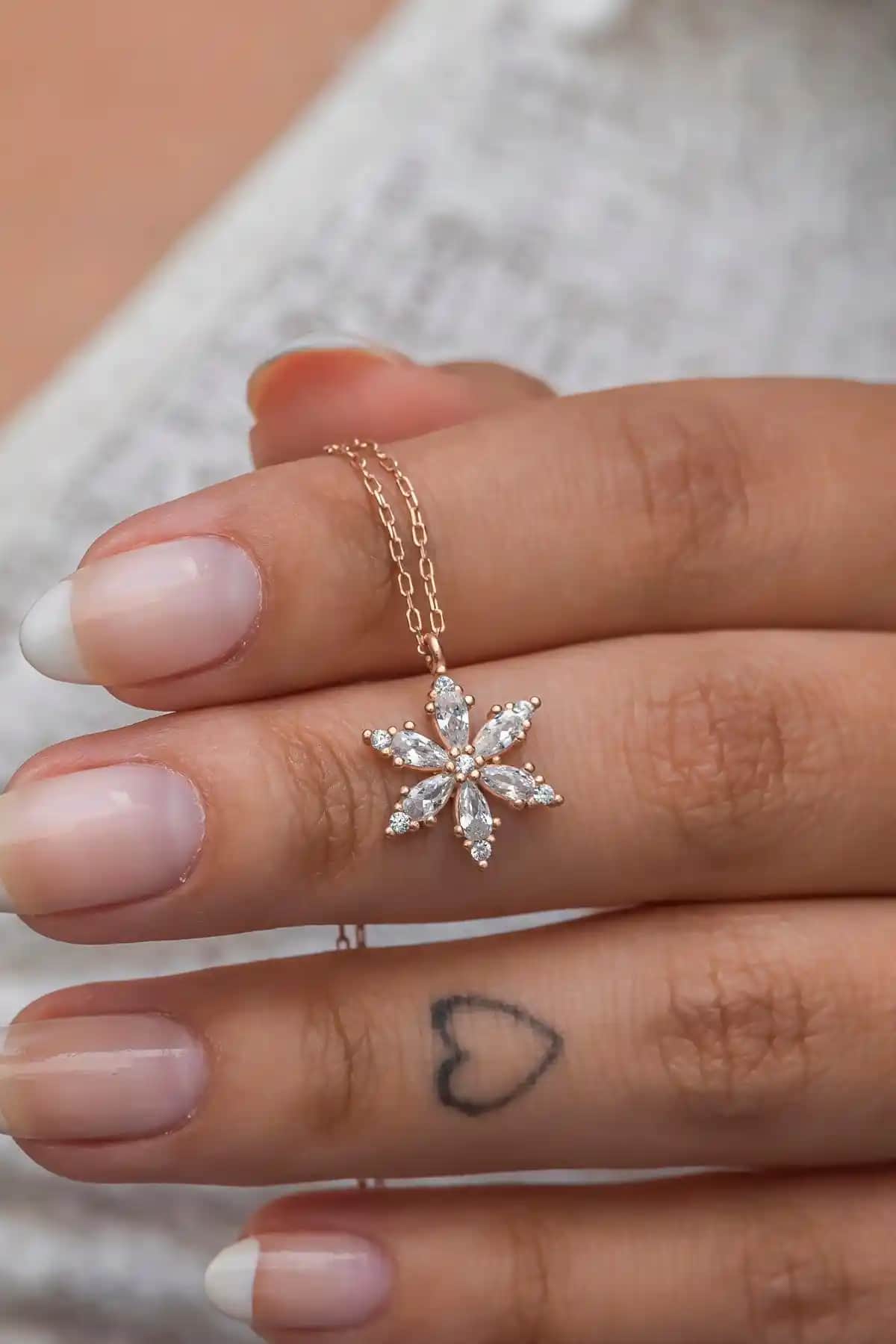 NEREZE Marka Gümüş Kolye Karşılaştırması: Lotus ve Kelebek Modellerinin Özellikleri