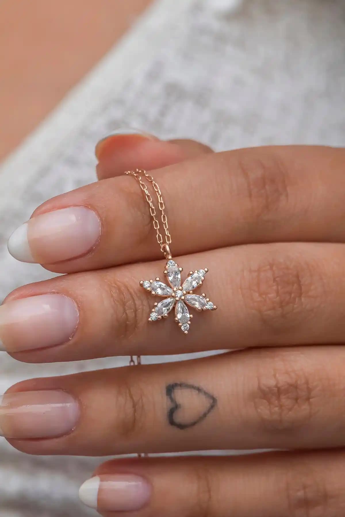 NEREZE Marka Gümüş Kolye Karşılaştırması: Lotus ve Kelebek Modellerinin Özellikleri