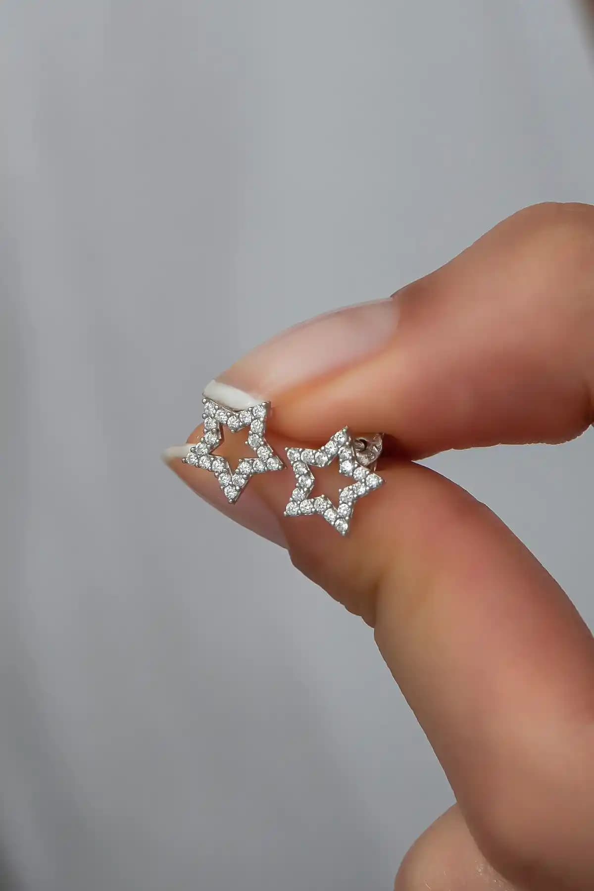 NEREZE ve Söğütlü Silver Gümüş Küpe Karşılaştırması: Tasarım, Malzeme ve Kullanım Özellikleri