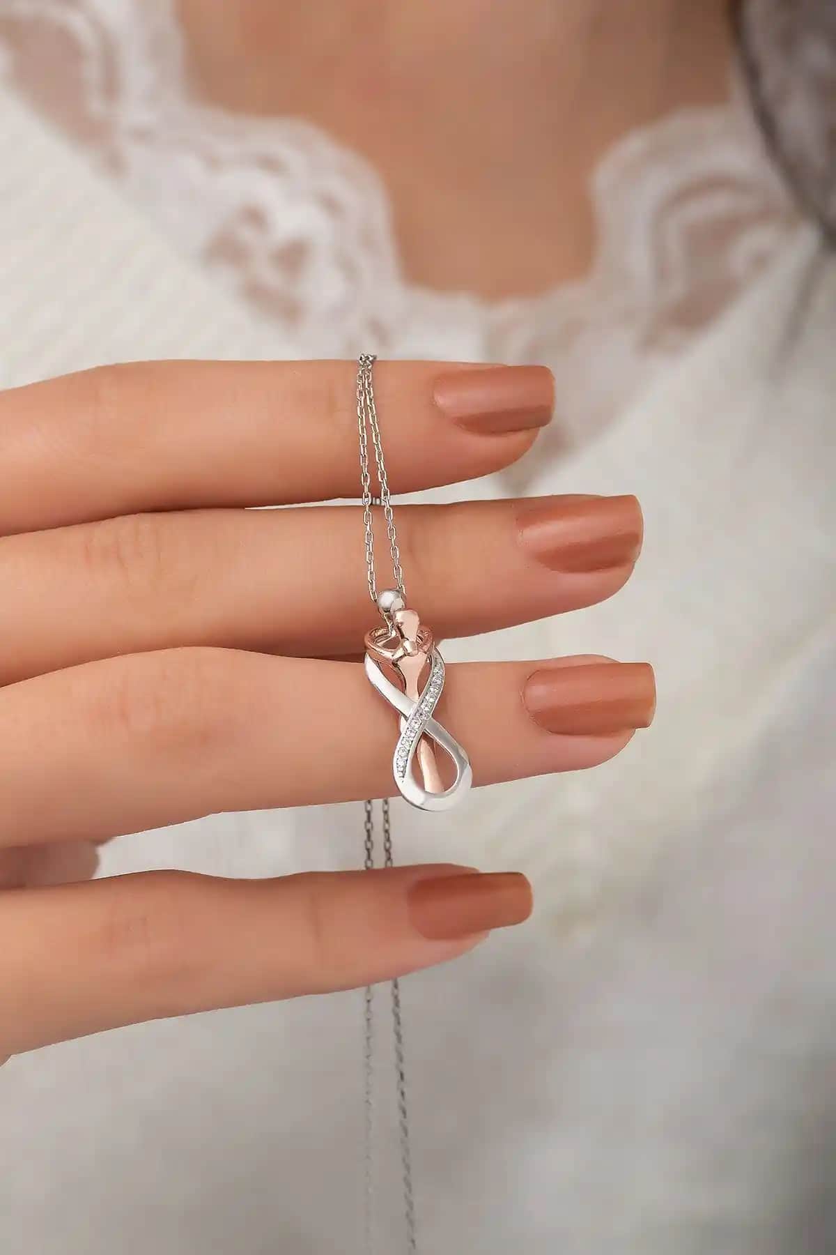 NEREZE ve Söğütlü Silver Kolye Karşılaştırması: Tasarım, Malzeme ve Kullanım Özellikleri