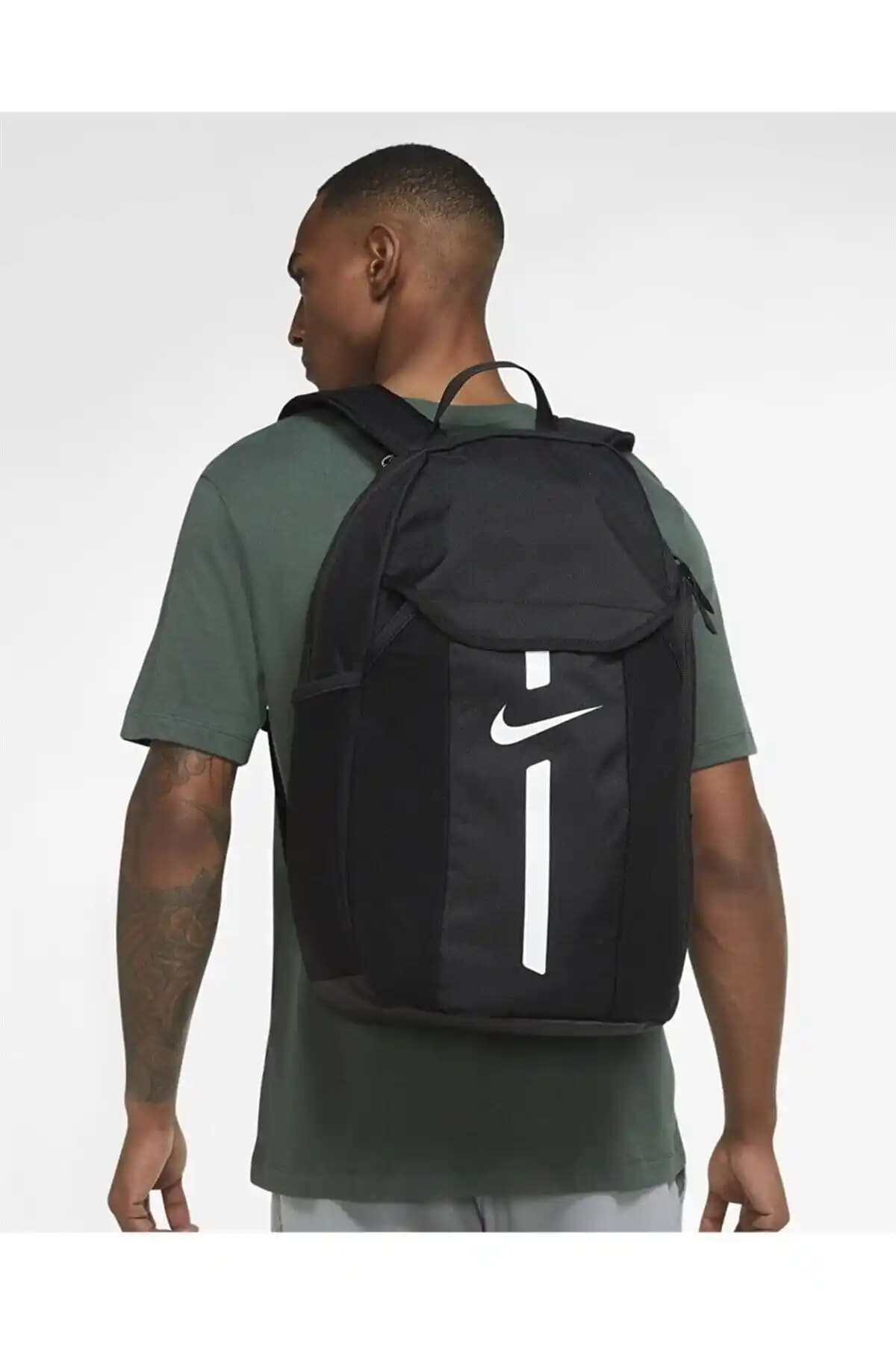 Nike B2 Siyah Unisex Sırt Çantası: Şık ve Fonksiyonel Günlük Kullanım Çantasını Keşfedin