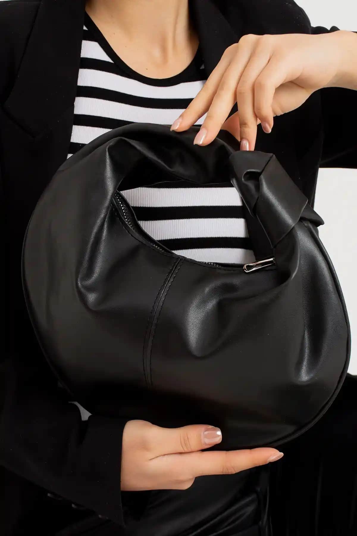 NİSSEA Kadın Siyah Mini Düğümlü El Çantası: Şıklık ve Fonksiyonellik Bir Arada