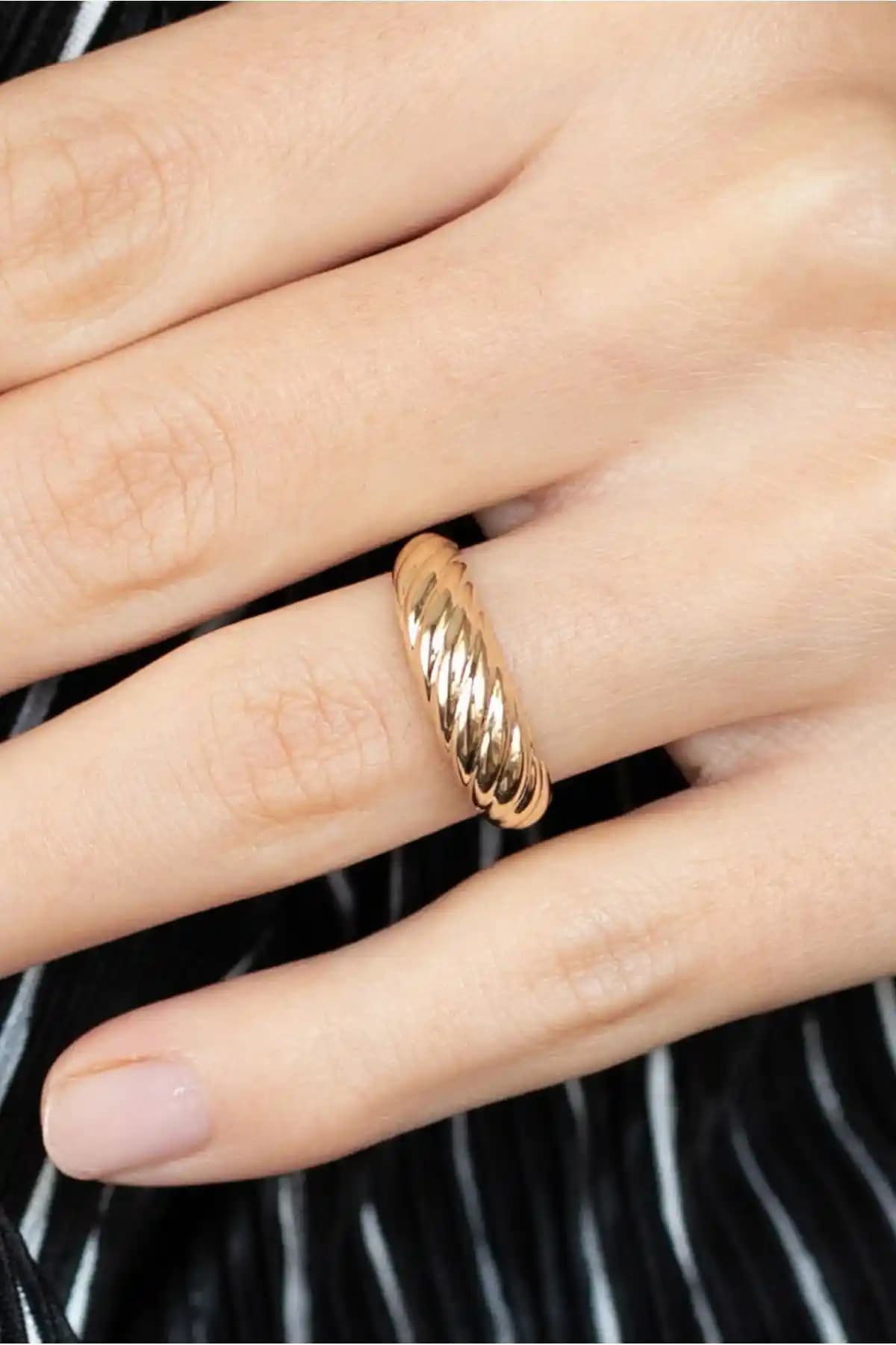 Oroline Kuyumculuk 8 Ayar Altın Kadın Yüzüğü Zarif ve Dayanıklı Tasarım