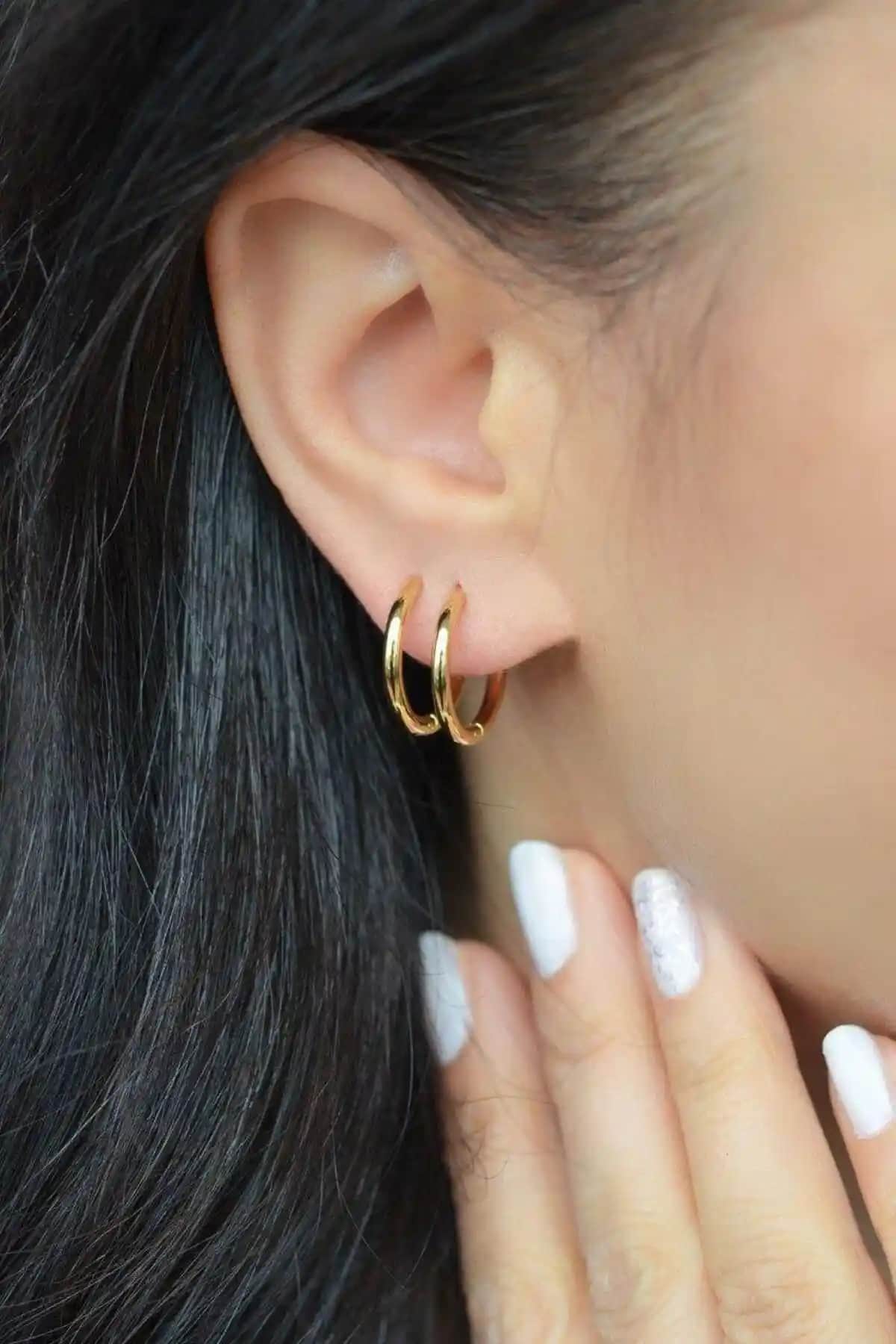 Orta Boy Çelik Halka Küpe - Şık ve Dayanıklı Çok Renkli Takı Modelleri